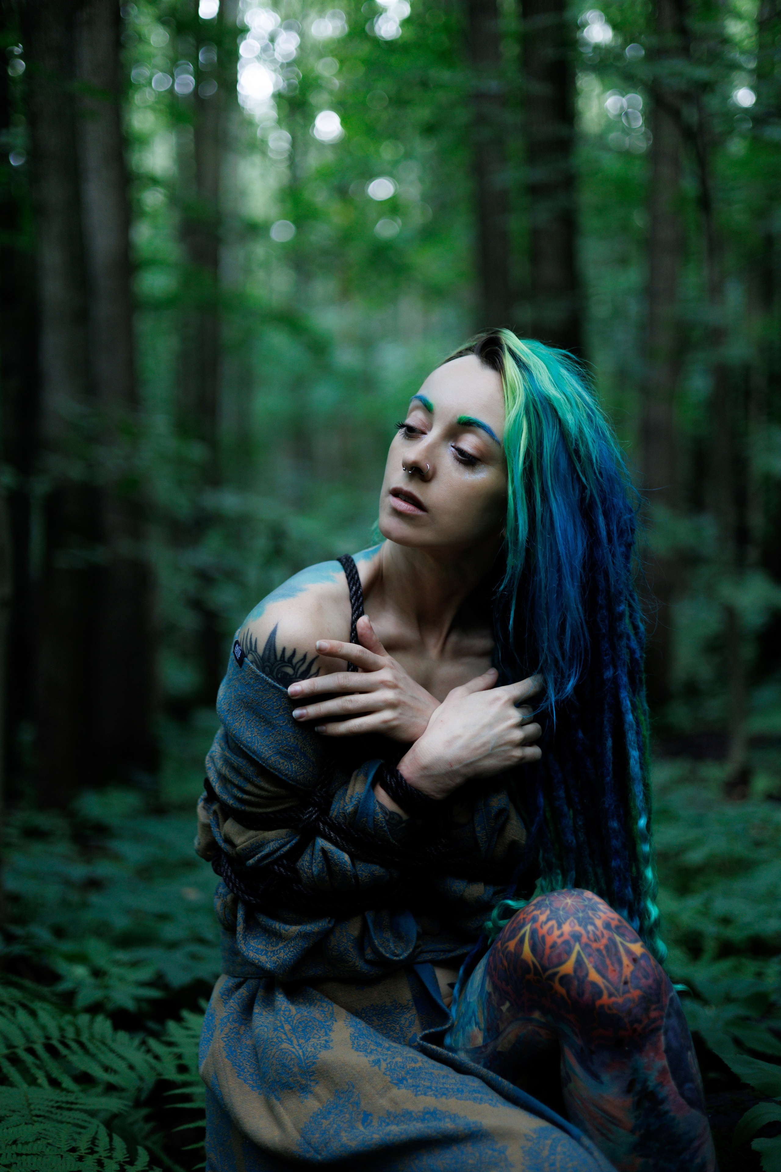 индивидуальная фотосъемка в стиле шибари для девушки в лесу в москве