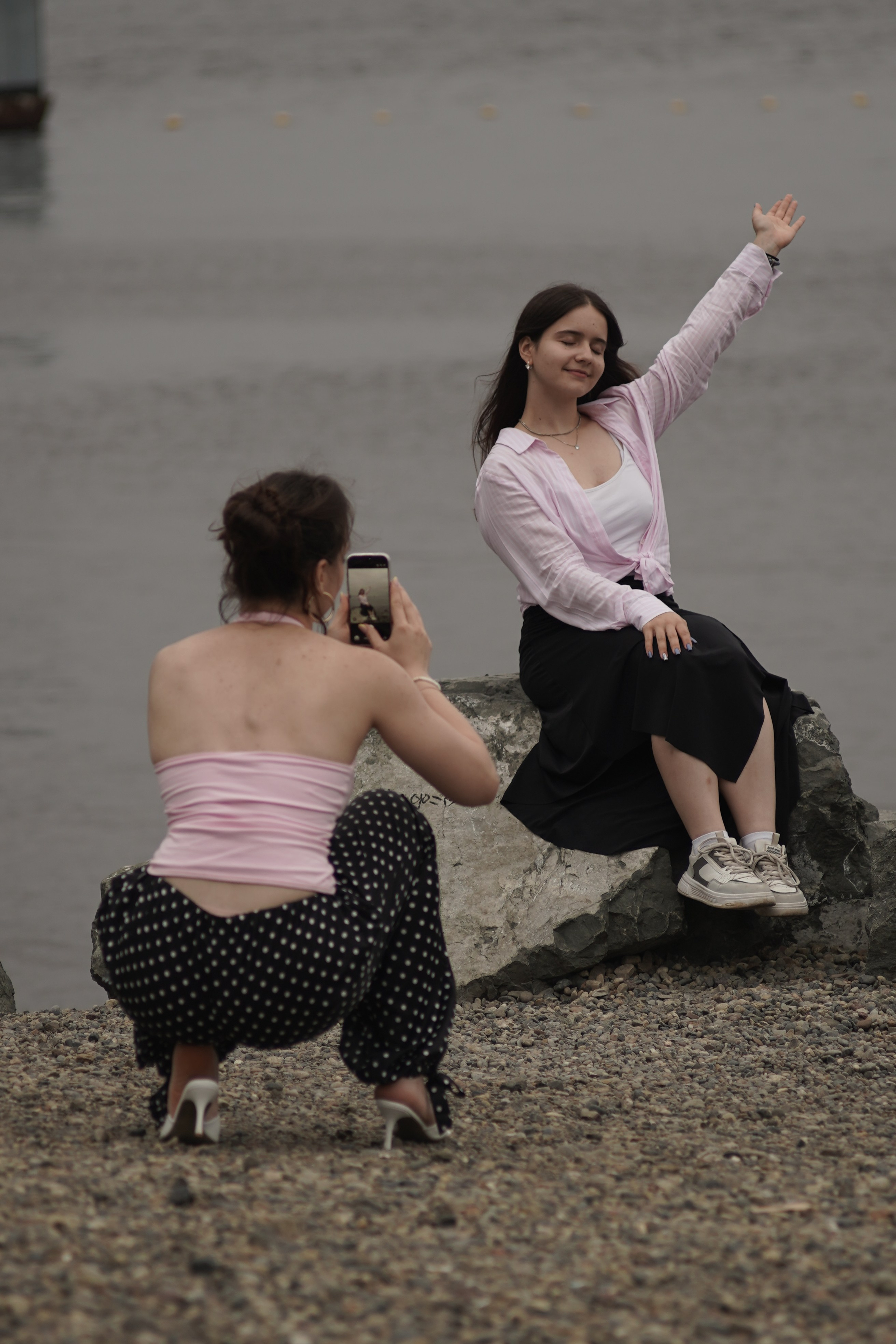 Фотосессия красивых девушек на набережной