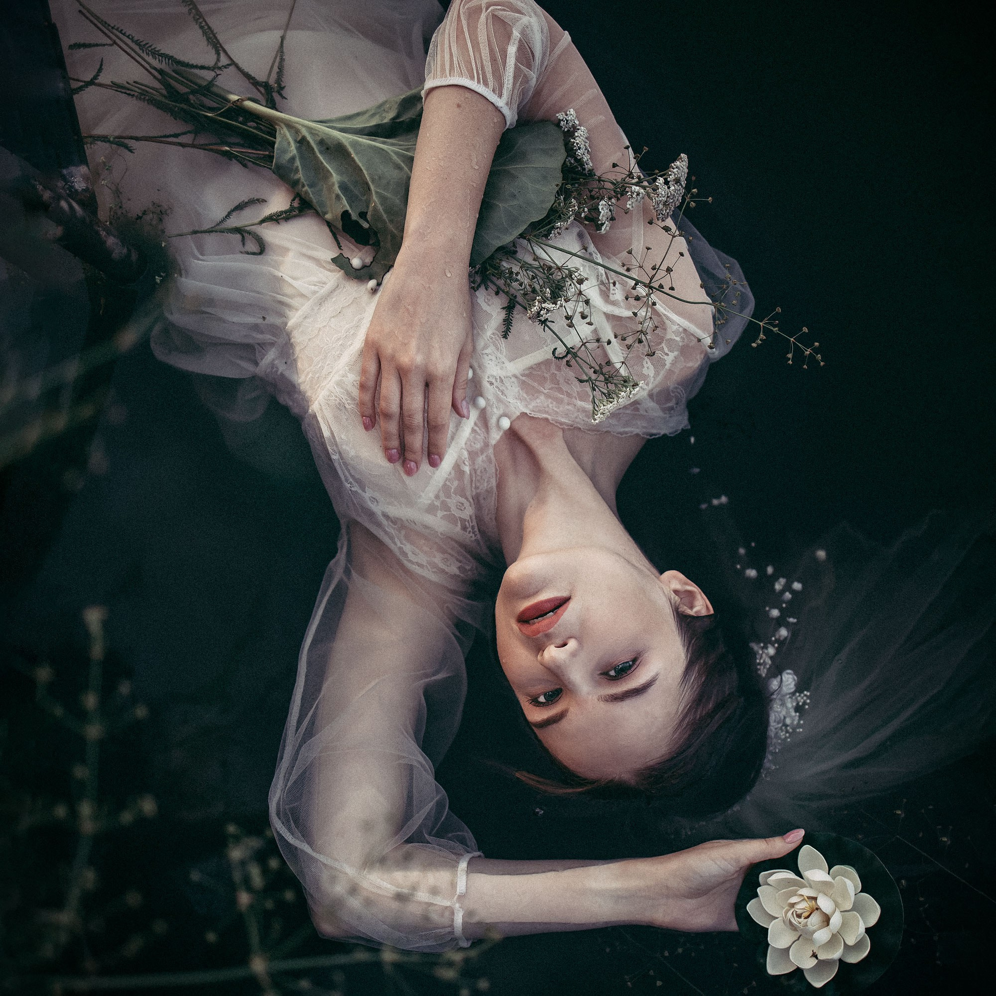 художественная фотосессия девушка в воде с цветами