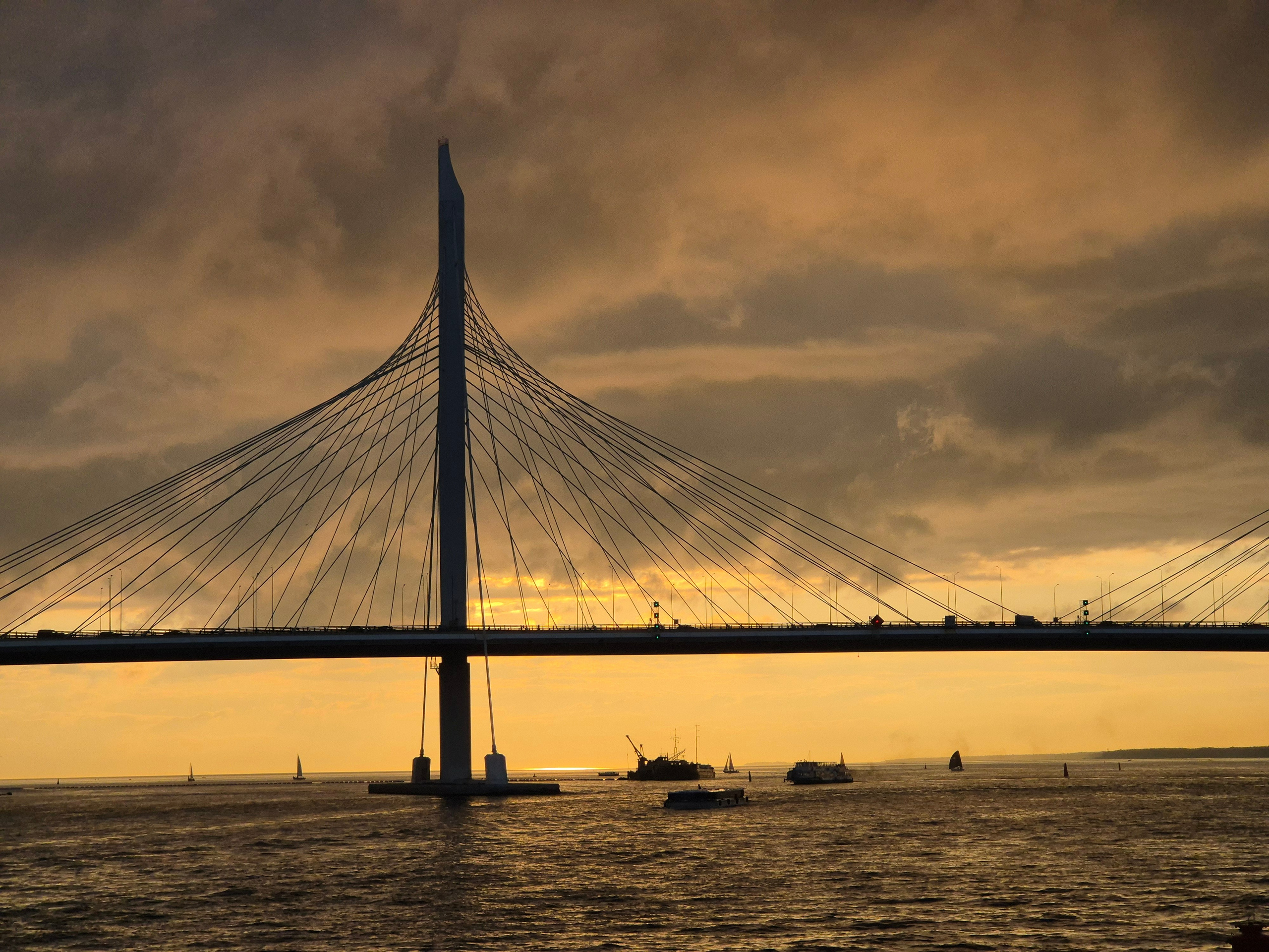 Прячась от дождя в один из вечеров отправились на прогулку на теплоходе. Тучи рассеялись и показали нам красивейший закат