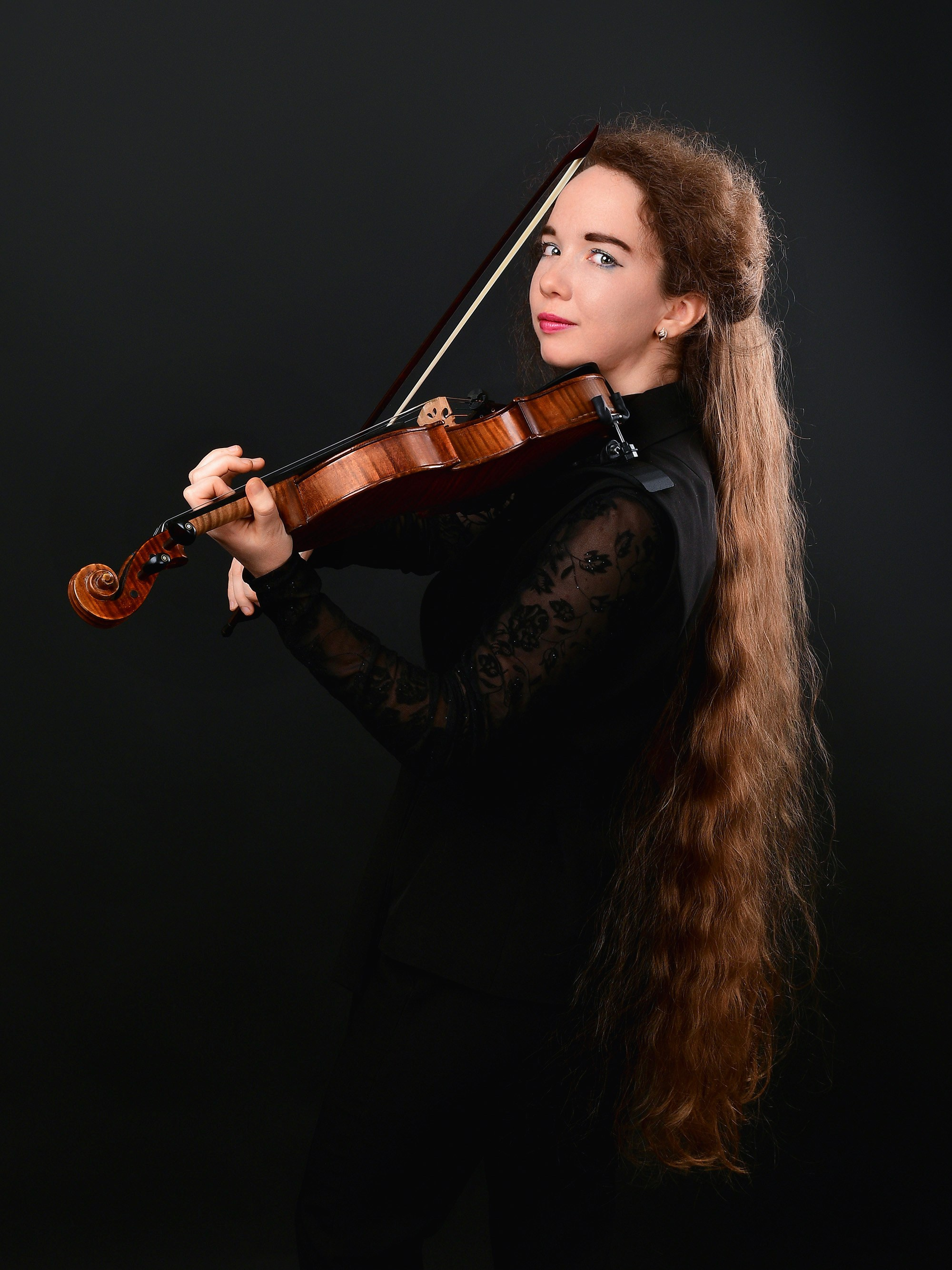 Девушка скрипачка в студии