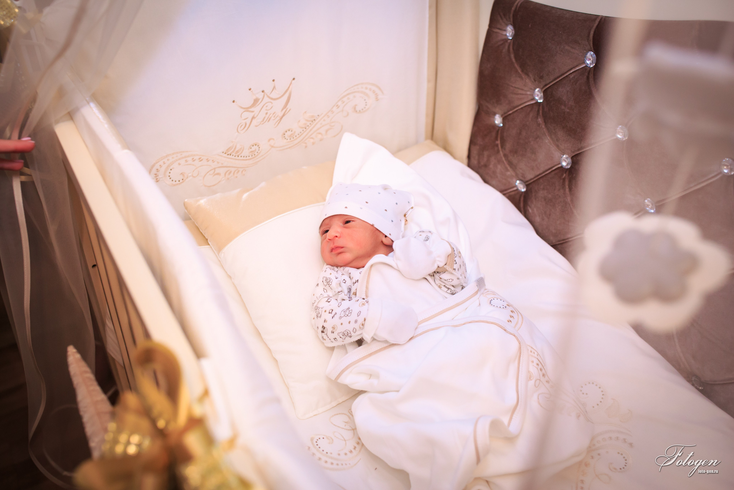 Фотосессия выписки из роддома в Краснодаре | Видеосъемка выписки. Интерьерная фотостудия FOTOGEN г. Краснодар