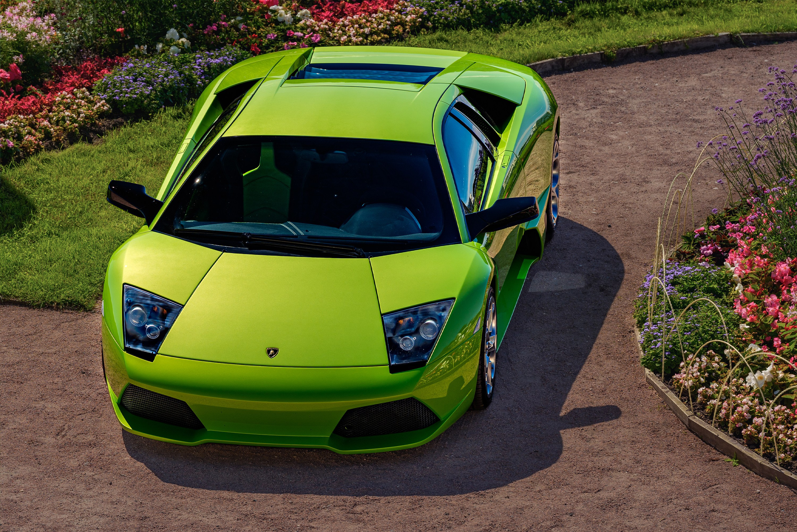 Фотосъёмка Lamborghini Murciélago LP640 сверху спереди, детали капота, оптики и кузова спорткара