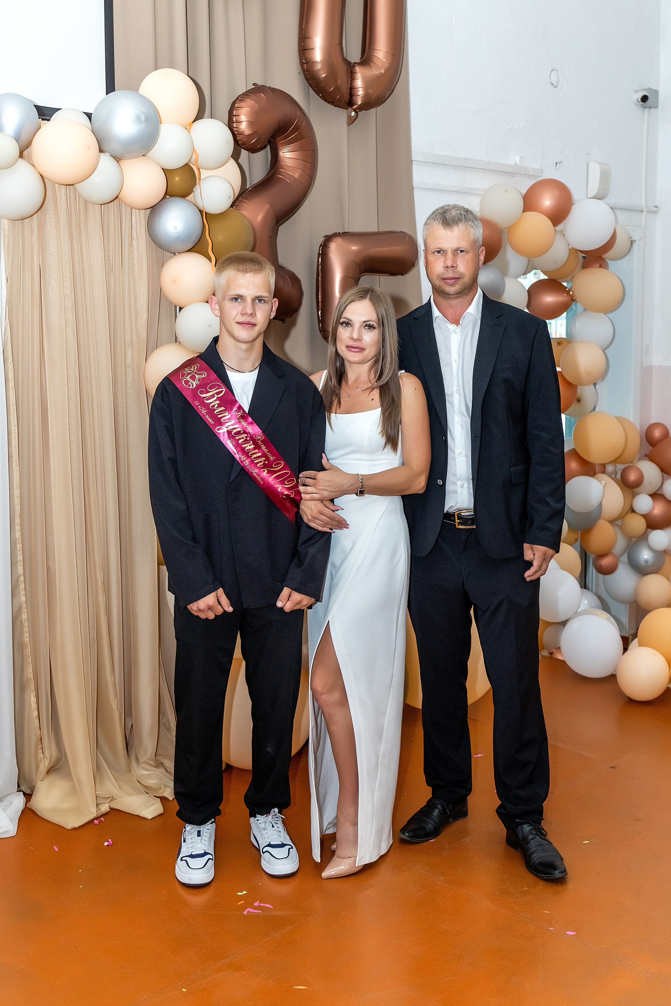 Выпускной. Школа 22, 11 класс. Стильный выпускной альбом Владивосток фотограф Вероника Мигачева