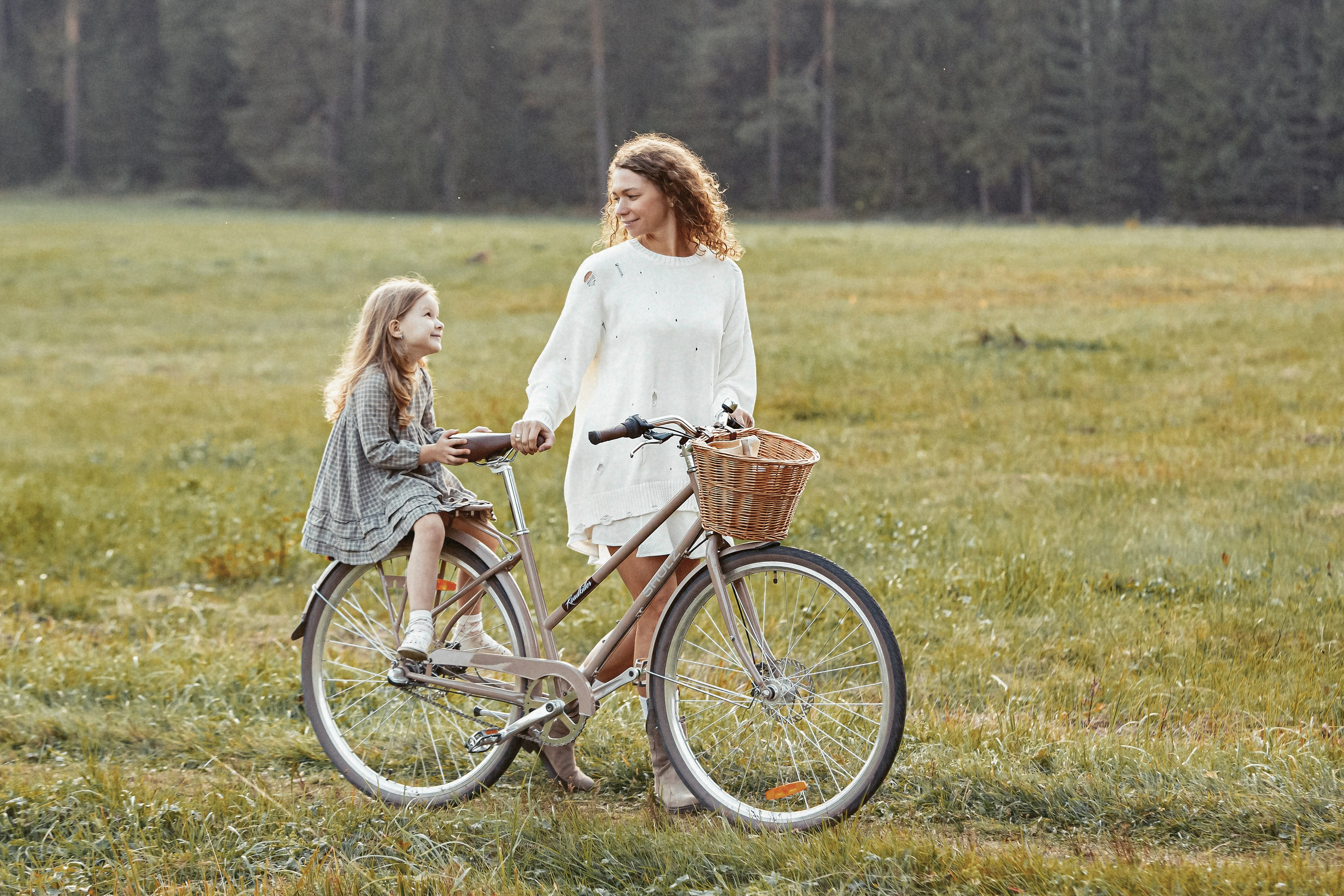 Прогулка в парке на велосипедах на годовщину свадьбы. Свадебный, семейный, детский фотограф в Санкт-Петербурге
