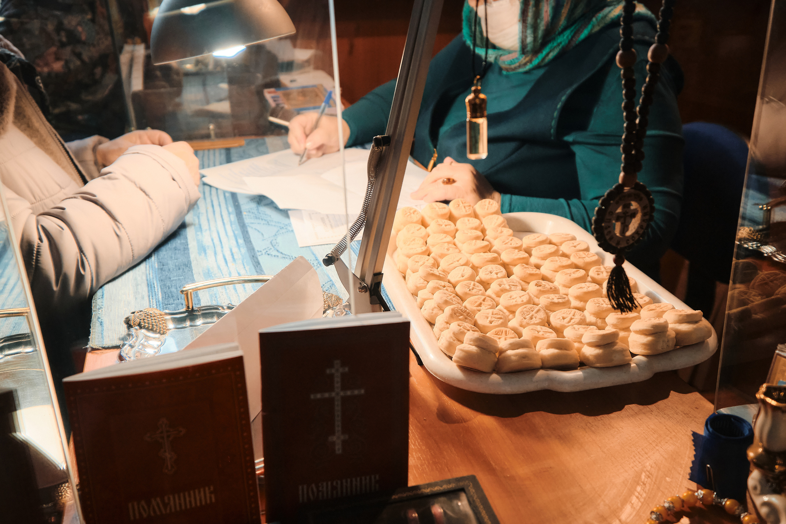 Вселенская родительская суббота. Службу ведет протоиерей Константин Колесников. Семейный портретный свадебный фотограф Дмитрий Тимченко. Студия / фото