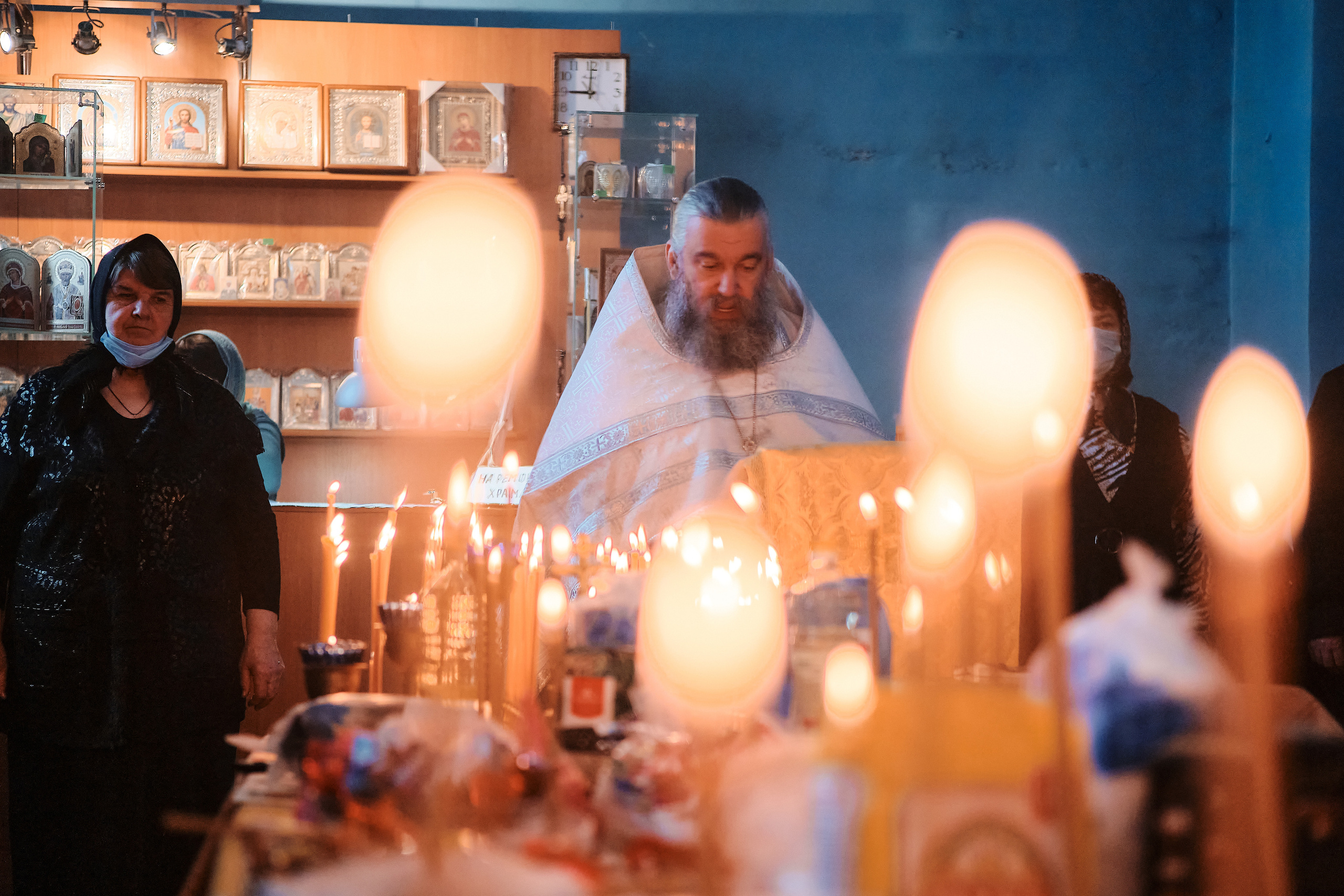 Вселенская родительская суббота. Службу ведет протоиерей Константин Колесников. Семейный портретный свадебный фотограф Дмитрий Тимченко. Студия / фото