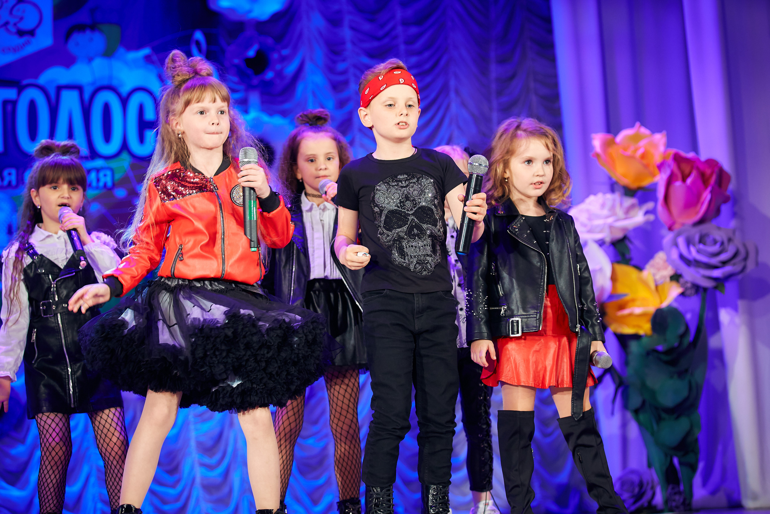 Вокальная студия «Новые голоса». Отчетный концерт. Семейный портретный свадебный фотограф Дмитрий Тимченко. Студия / фото