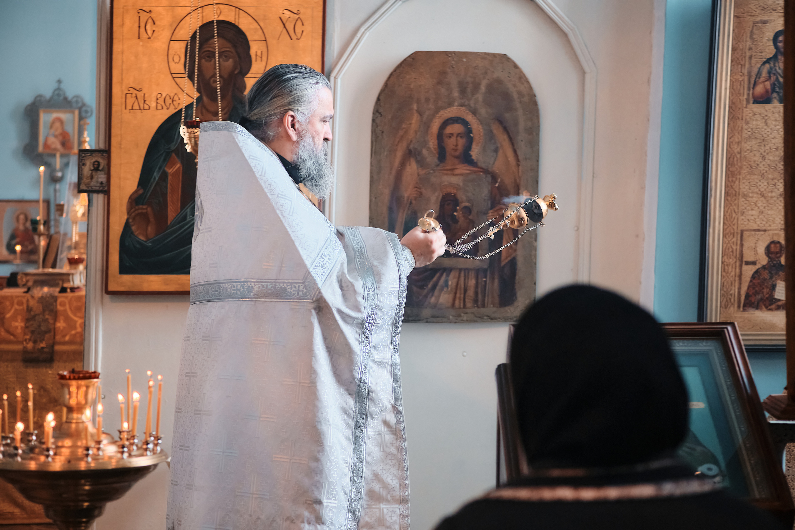 Вселенская родительская суббота. Службу ведет протоиерей Константин Колесников. Семейный портретный свадебный фотограф Дмитрий Тимченко. Студия / фото