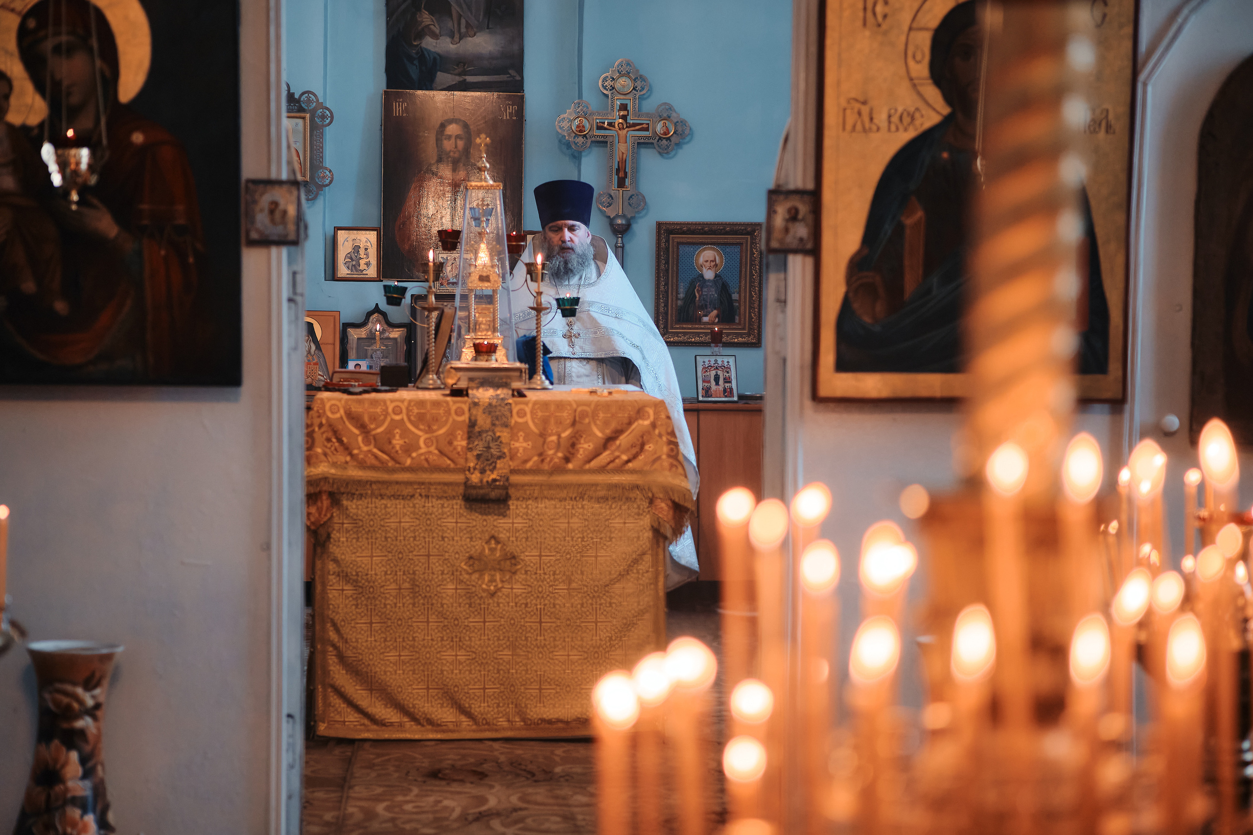 Вселенская родительская суббота. Службу ведет протоиерей Константин Колесников. Семейный портретный свадебный фотограф Дмитрий Тимченко. Студия / фото