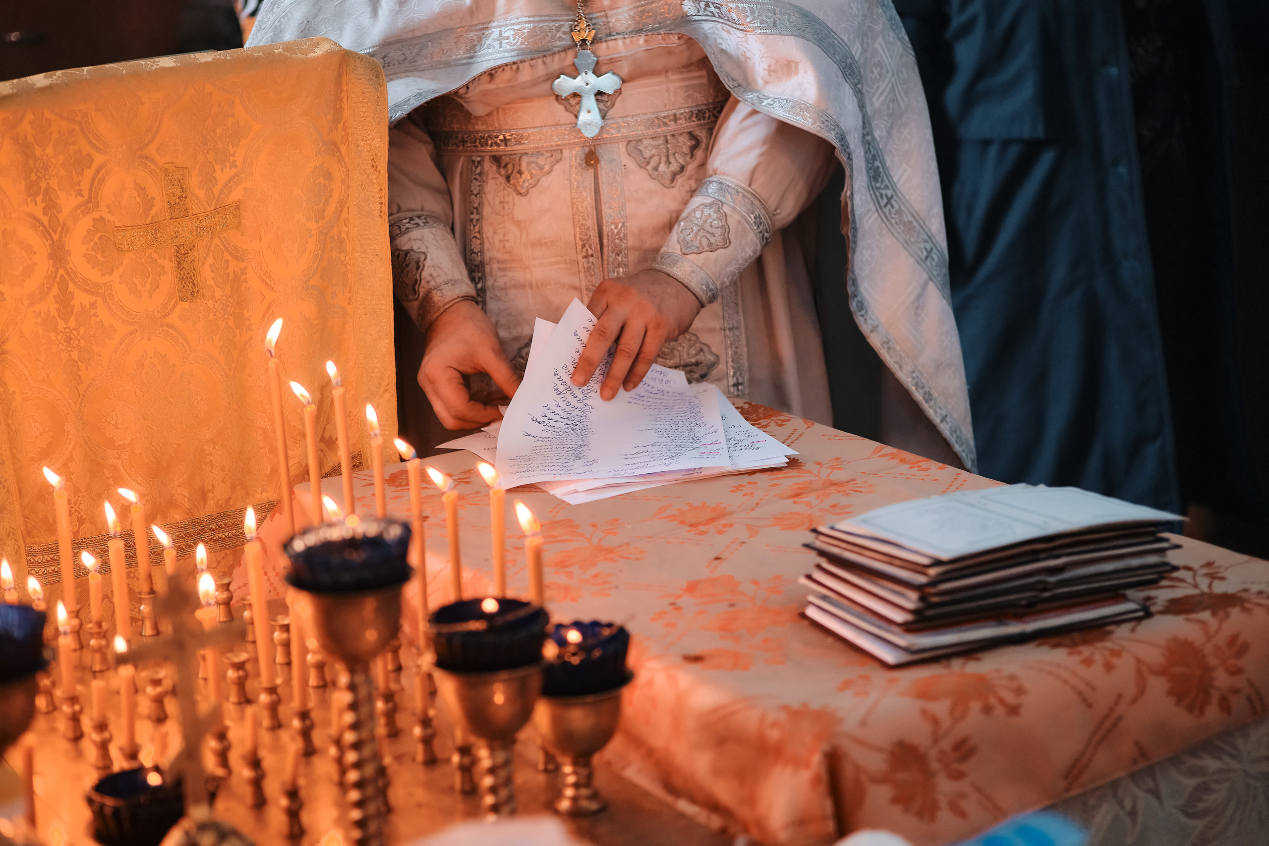 Вселенская родительская суббота. Службу ведет протоиерей Константин Колесников. Семейный портретный свадебный фотограф Дмитрий Тимченко. Студия / фото