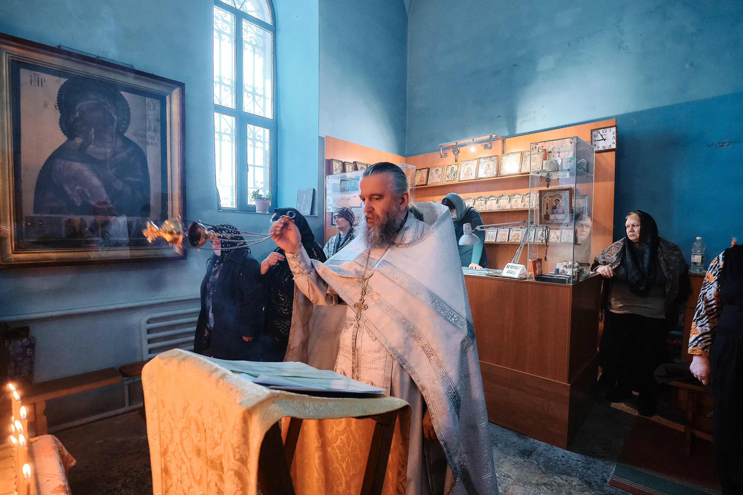 Вселенская родительская суббота. Службу ведет протоиерей Константин Колесников. Семейный портретный свадебный фотограф Дмитрий Тимченко. Студия / фото