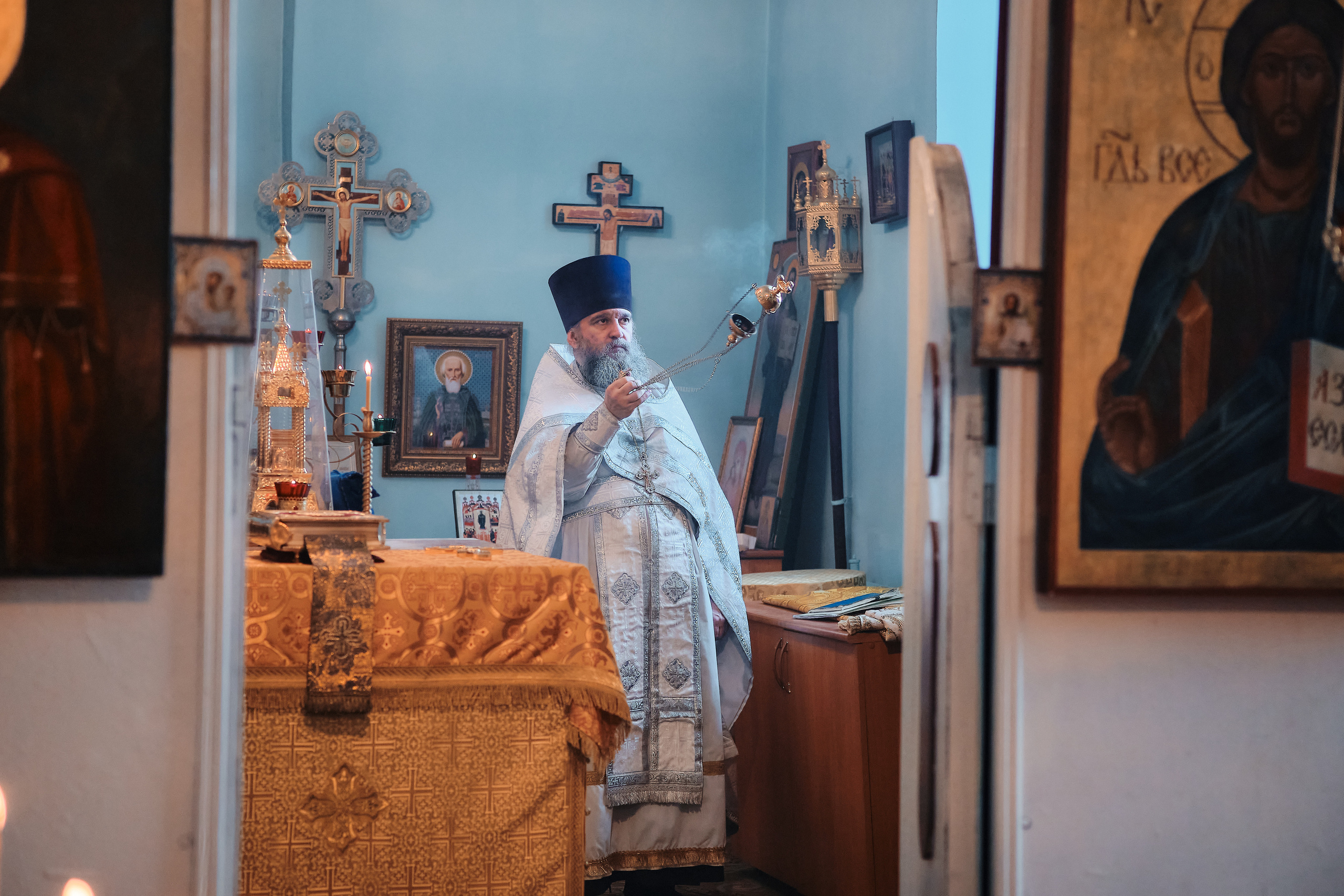 Вселенская родительская суббота. Службу ведет протоиерей Константин Колесников. Семейный портретный свадебный фотограф Дмитрий Тимченко. Студия / фото