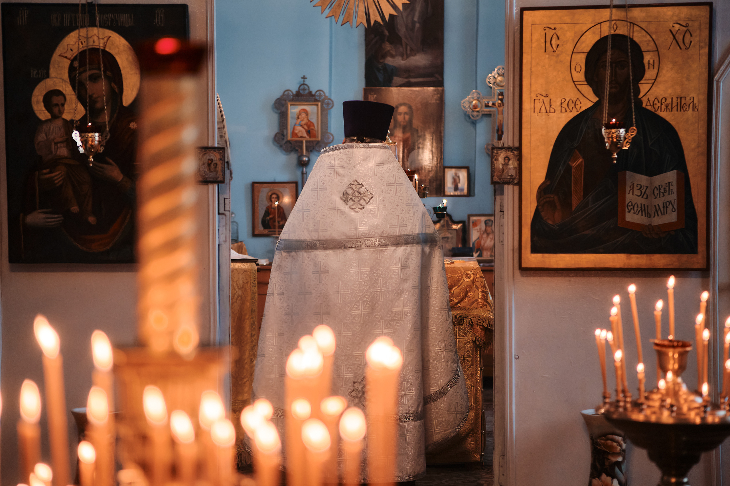 Вселенская родительская суббота. Службу ведет протоиерей Константин Колесников. Семейный портретный свадебный фотограф Дмитрий Тимченко. Студия / фото