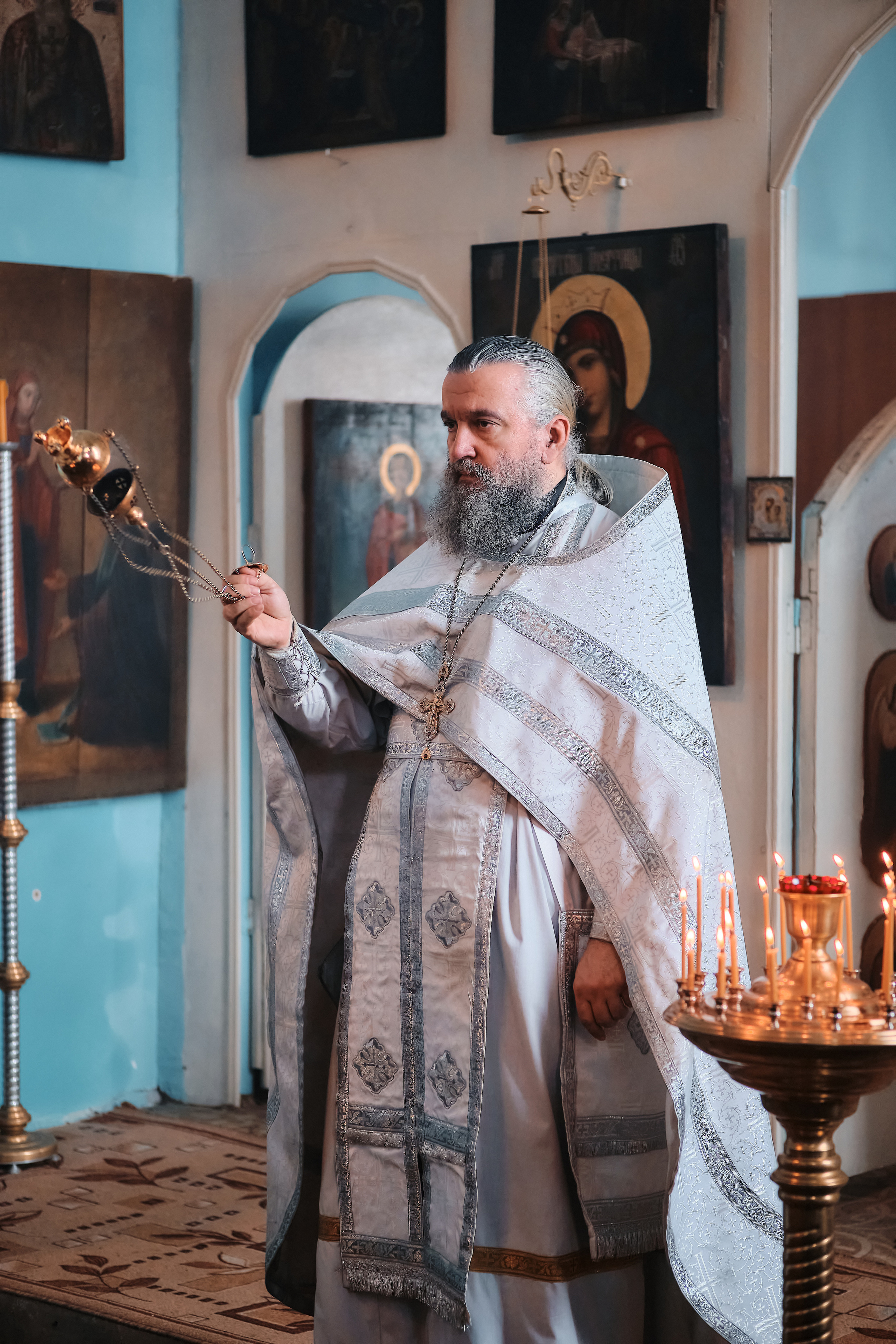 Вселенская родительская суббота. Службу ведет протоиерей Константин Колесников. Семейный портретный свадебный фотограф Дмитрий Тимченко. Студия / фото