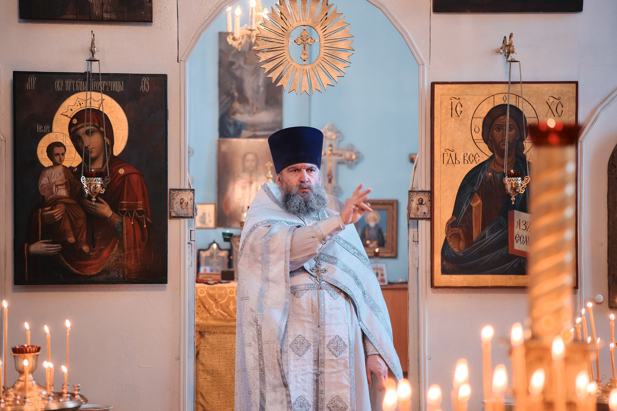 Вселенская родительская суббота. Службу ведет протоиерей Константин Колесников. Семейный портретный свадебный фотограф Дмитрий Тимченко. Студия / фото