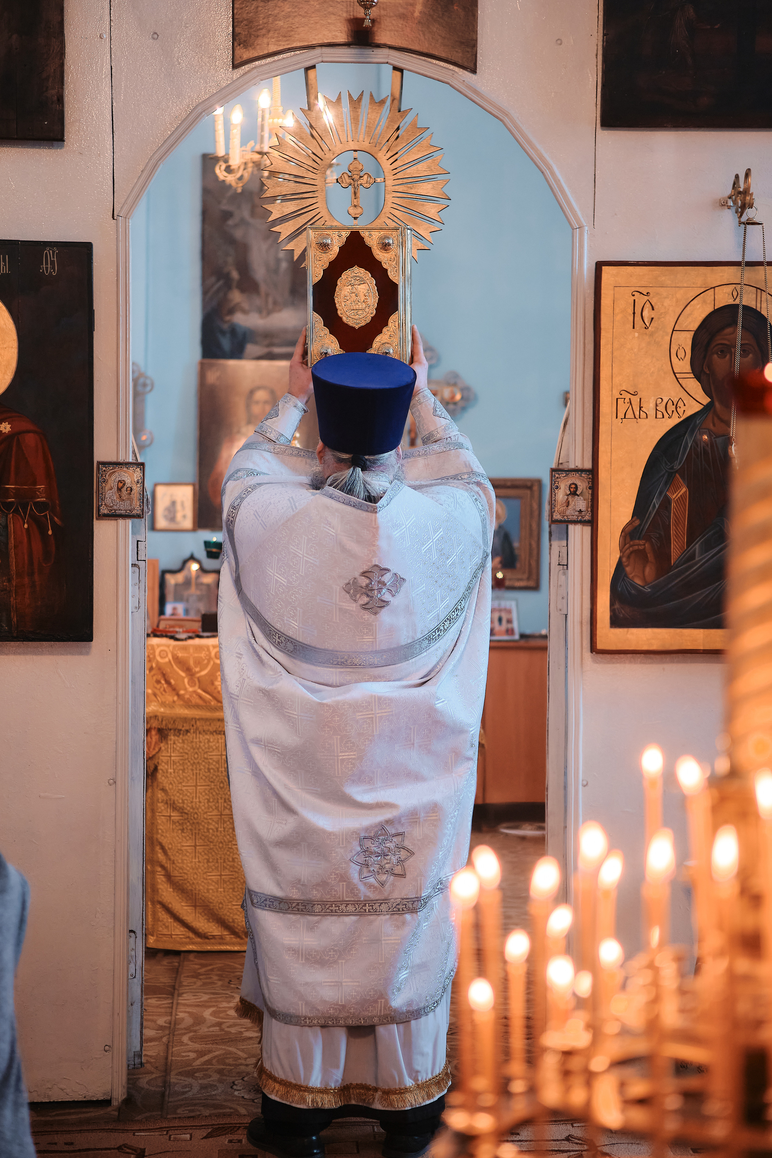 Вселенская родительская суббота. Службу ведет протоиерей Константин Колесников. Семейный портретный свадебный фотограф Дмитрий Тимченко. Студия / фото