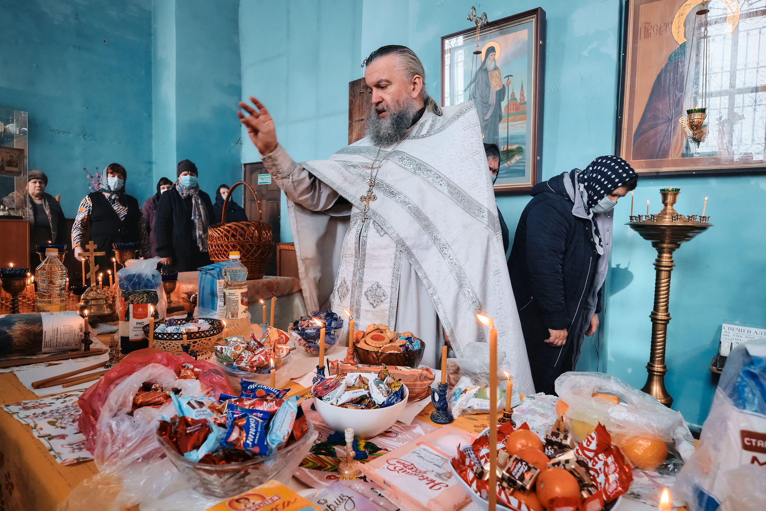 Вселенская родительская суббота. Службу ведет протоиерей Константин Колесников. Семейный портретный свадебный фотограф Дмитрий Тимченко. Студия / фото