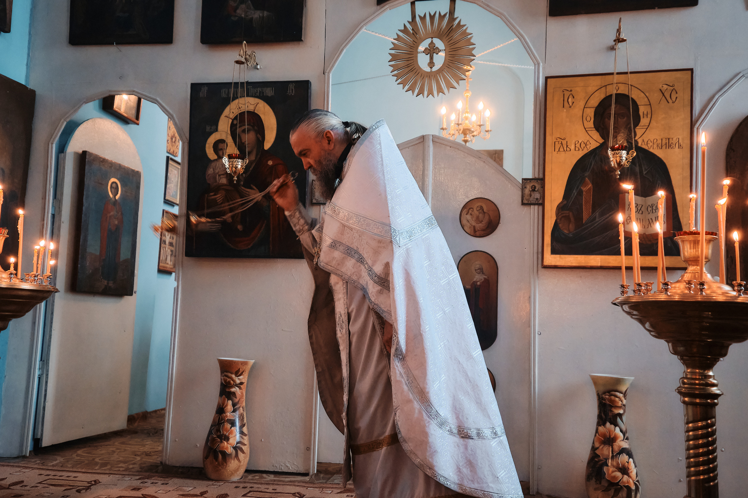 Вселенская родительская суббота. Службу ведет протоиерей Константин Колесников. Семейный портретный свадебный фотограф Дмитрий Тимченко. Студия / фото