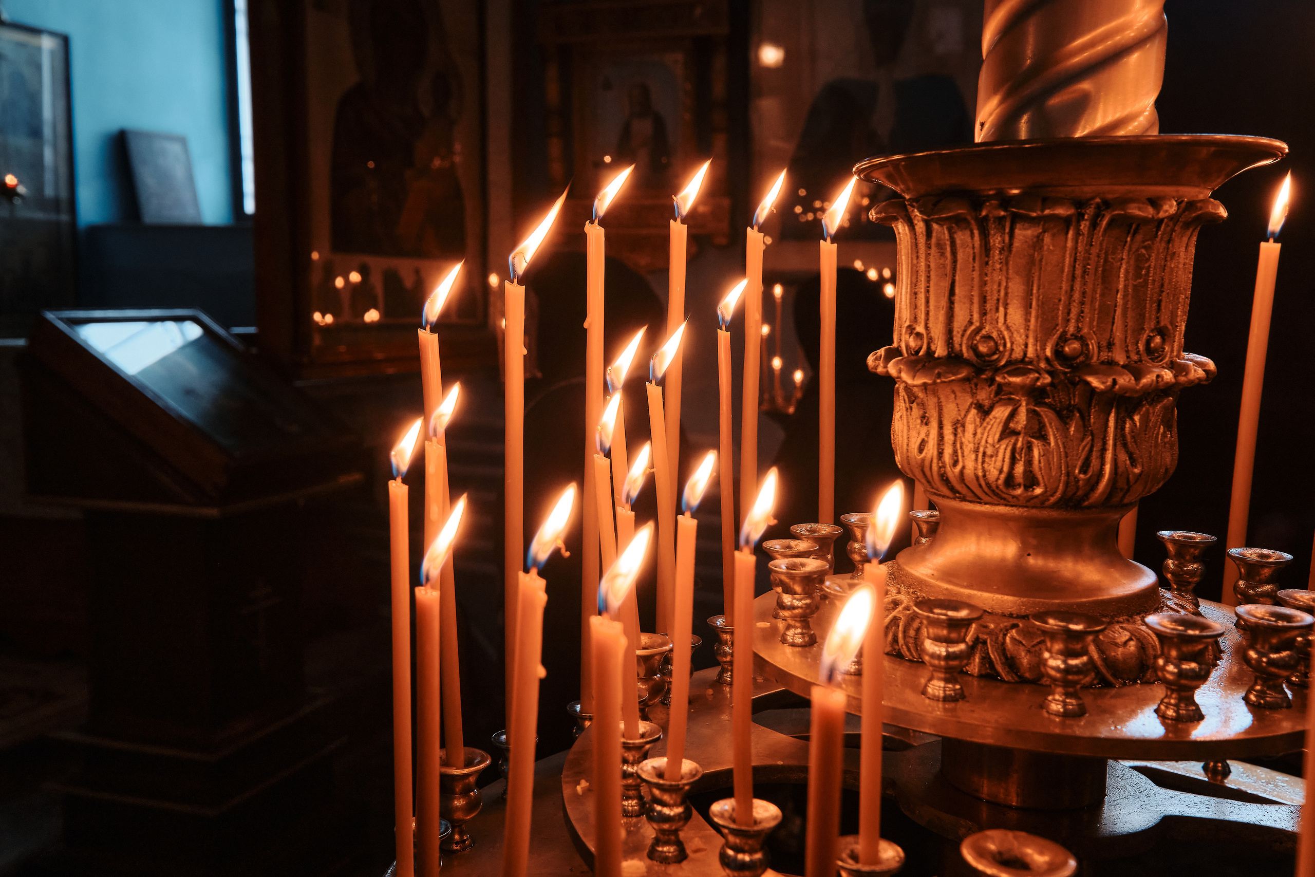 Вселенская родительская суббота. Службу ведет протоиерей Константин Колесников. Семейный портретный свадебный фотограф Дмитрий Тимченко. Студия / фото