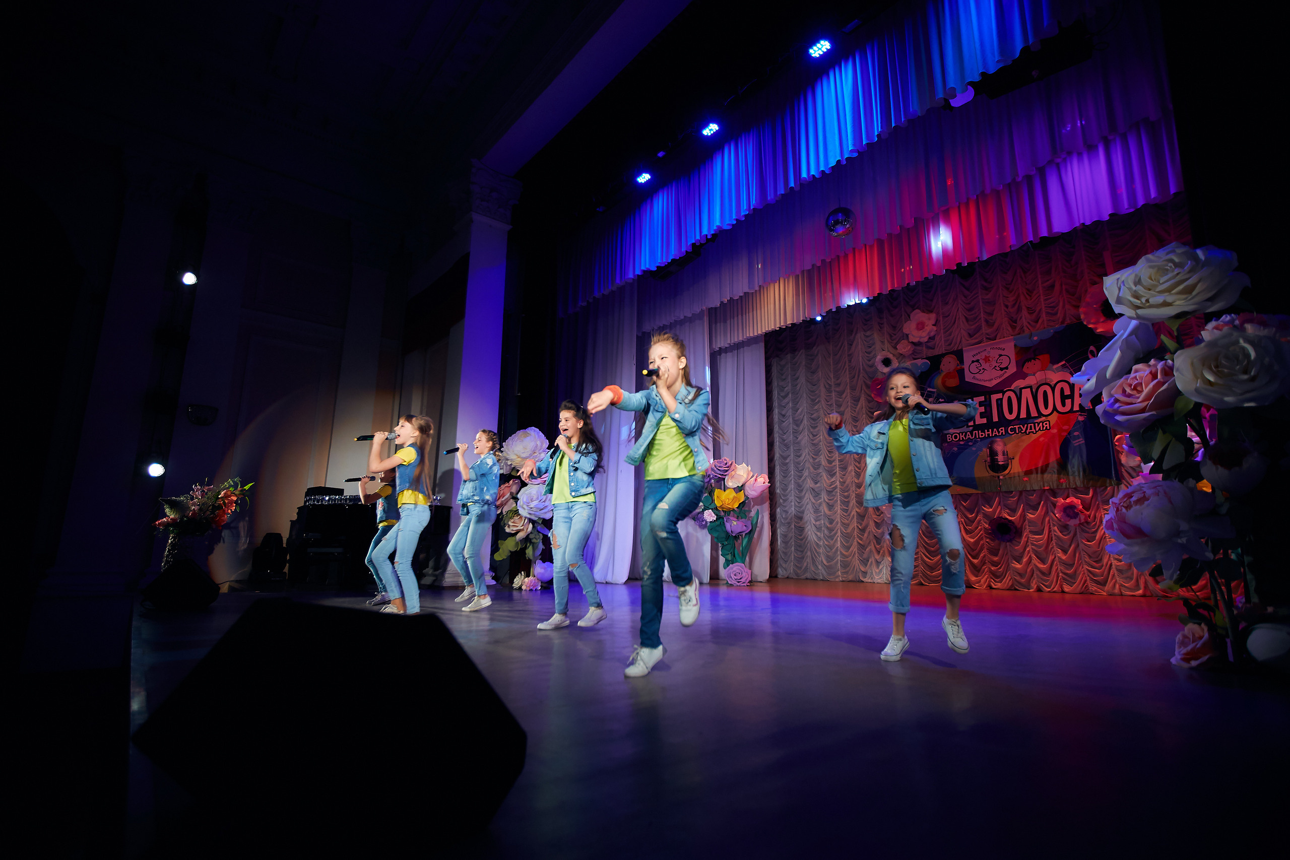 Вокальная студия «Новые голоса». Отчетный концерт. Семейный портретный свадебный фотограф Дмитрий Тимченко. Студия / фото