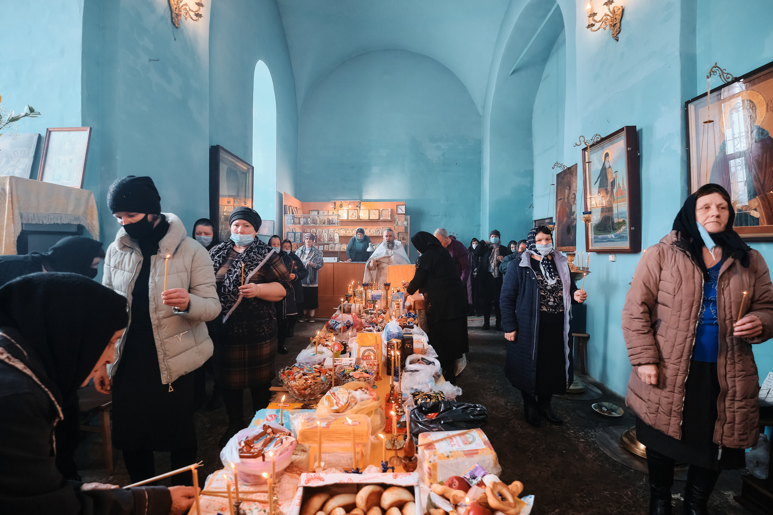 Вселенская родительская суббота. Службу ведет протоиерей Константин Колесников. Семейный портретный свадебный фотограф Дмитрий Тимченко. Студия / фото