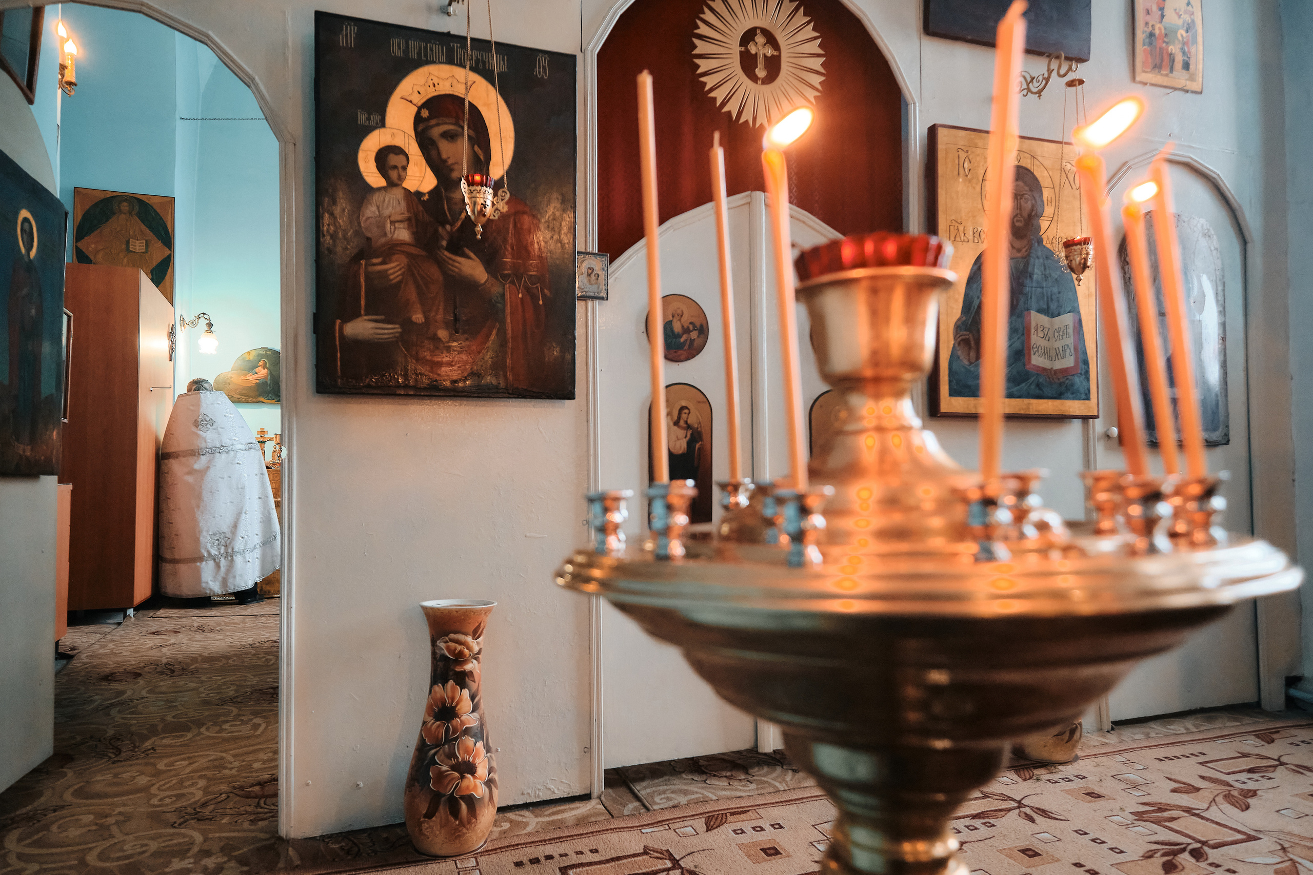 Вселенская родительская суббота. Службу ведет протоиерей Константин Колесников. Семейный портретный свадебный фотограф Дмитрий Тимченко. Студия / фото