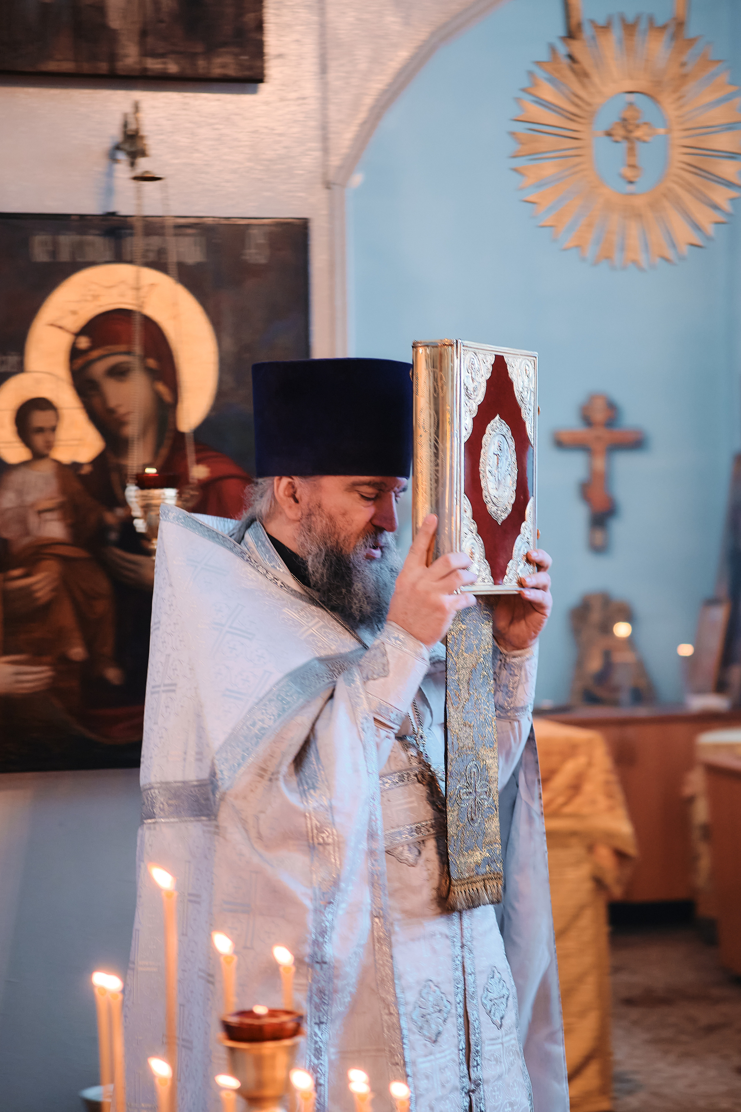 Вселенская родительская суббота. Службу ведет протоиерей Константин Колесников. Семейный портретный свадебный фотограф Дмитрий Тимченко. Студия / фото