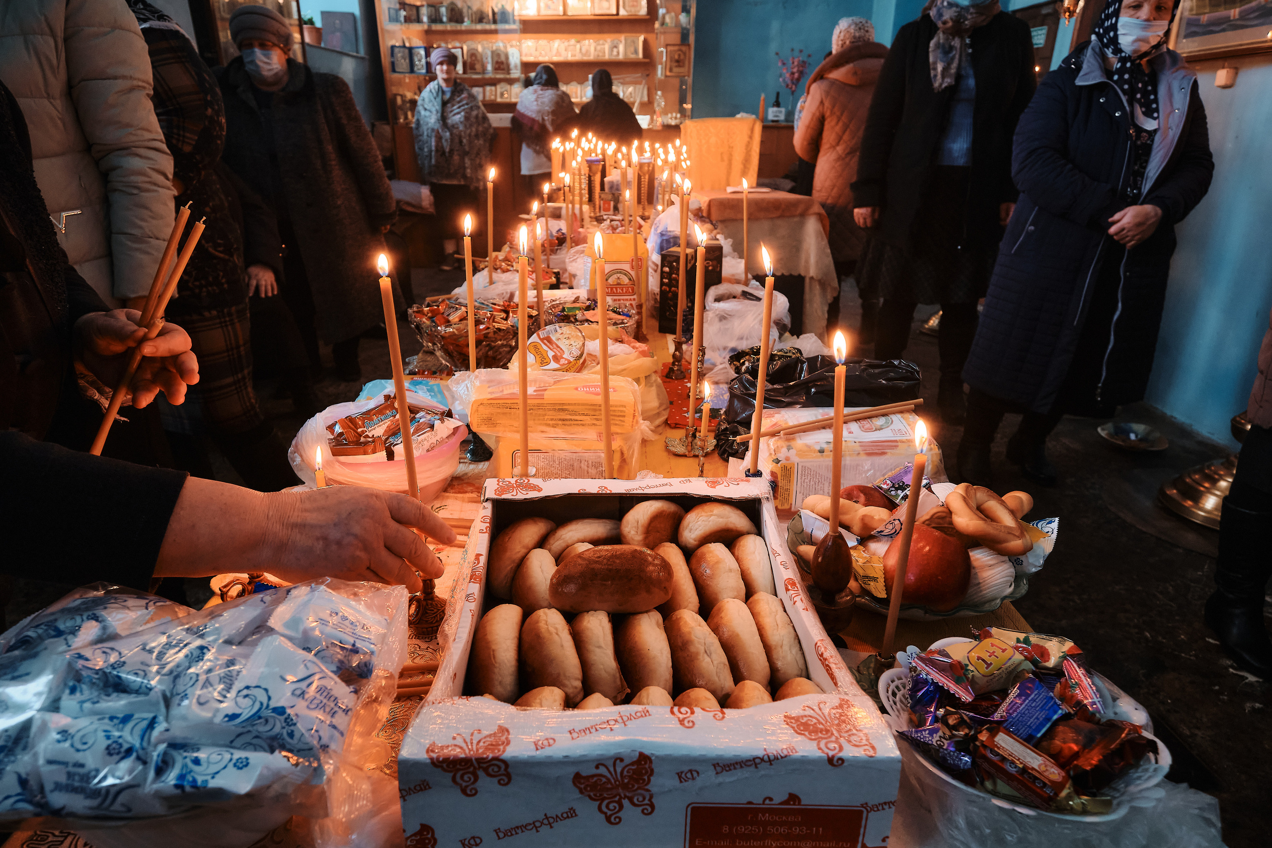 Вселенская родительская суббота. Службу ведет протоиерей Константин Колесников. Семейный портретный свадебный фотограф Дмитрий Тимченко. Студия / фото