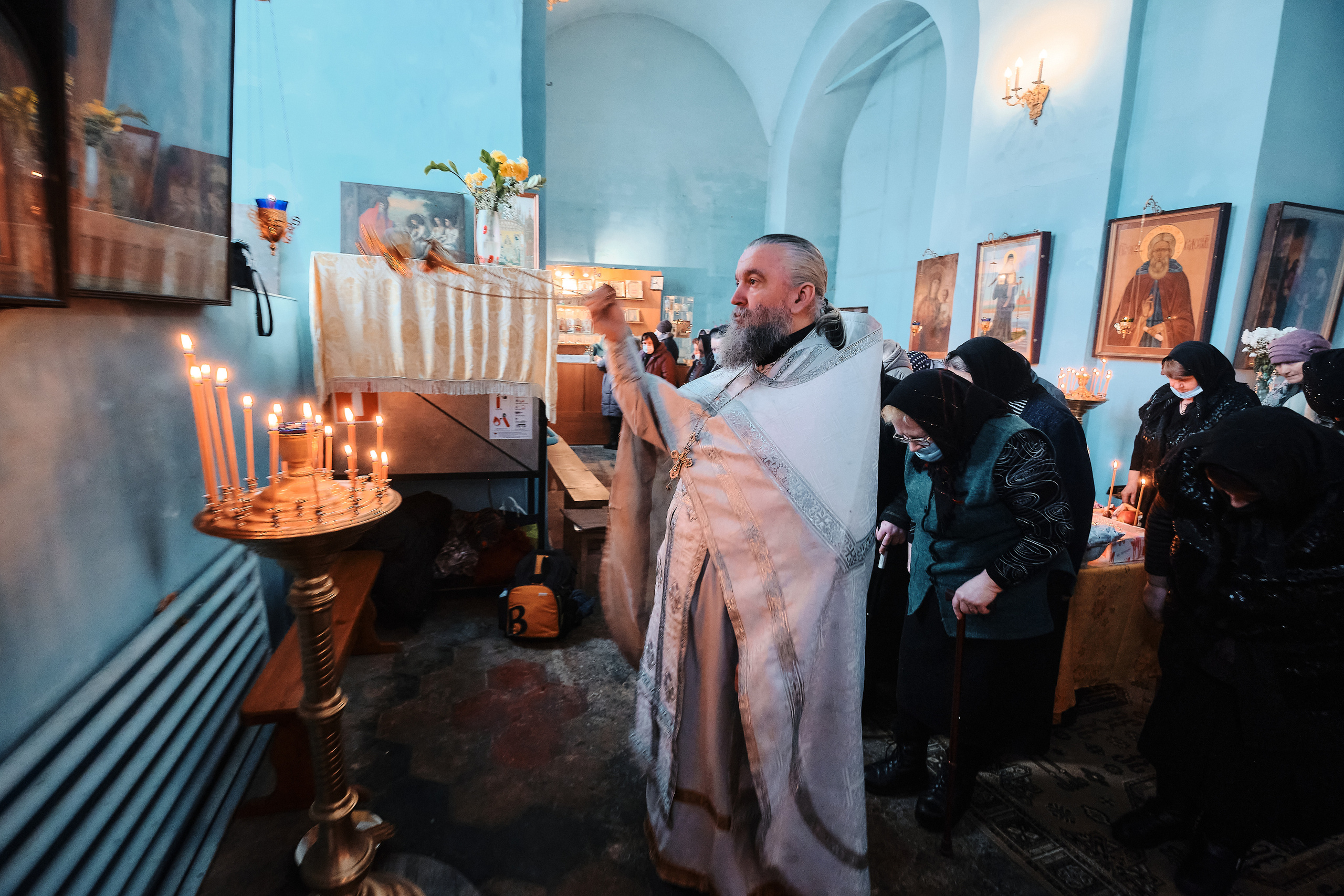 Вселенская родительская суббота. Службу ведет протоиерей Константин Колесников. Семейный портретный свадебный фотограф Дмитрий Тимченко. Студия / фото