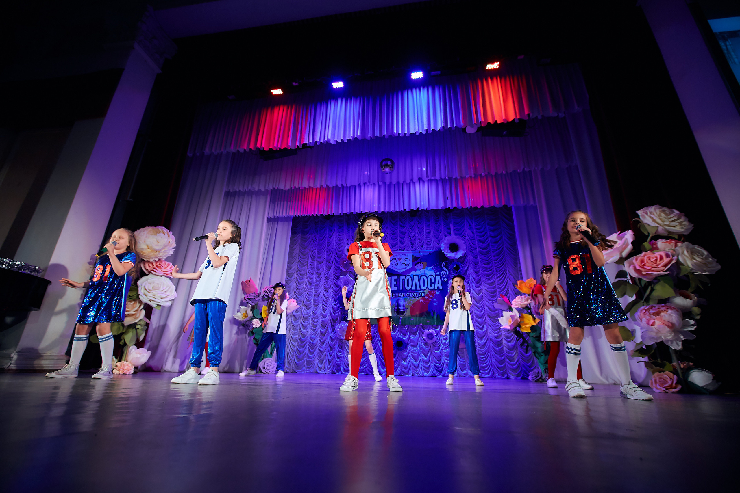 Вокальная студия «Новые голоса». Отчетный концерт. Семейный портретный свадебный фотограф Дмитрий Тимченко. Студия / фото
