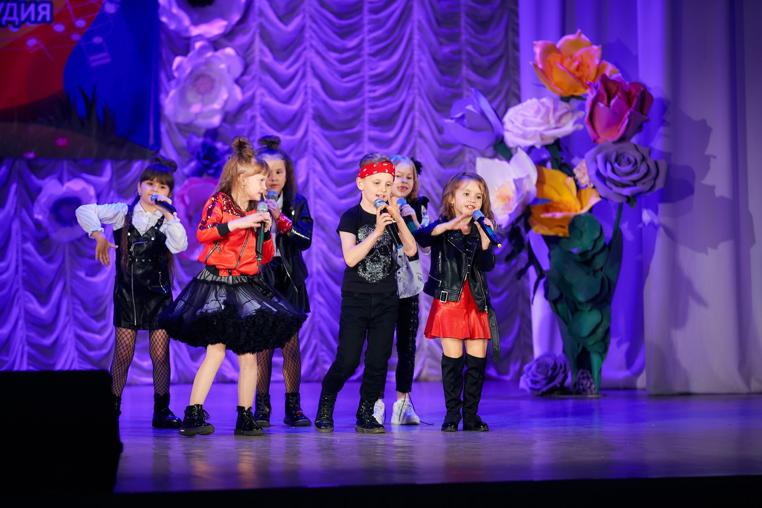 Вокальная студия «Новые голоса». Отчетный концерт. Семейный портретный свадебный фотограф Дмитрий Тимченко. Студия / фото