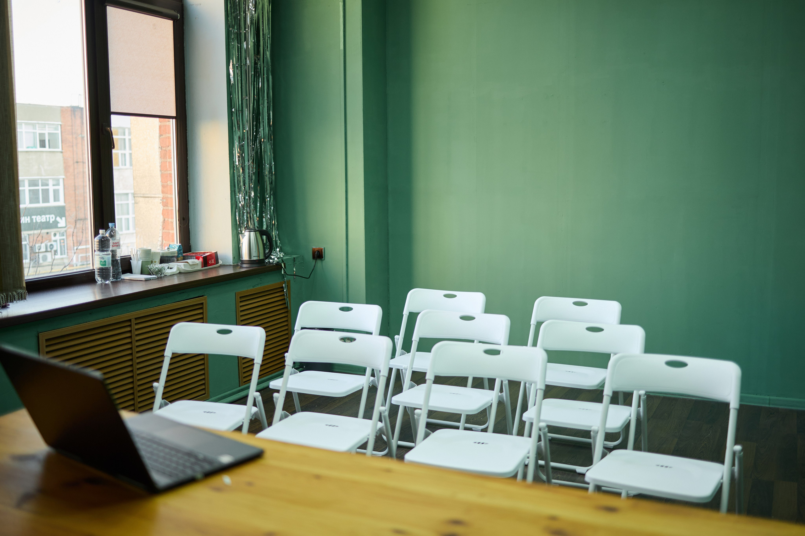 Зал Roomy «класс». Фотостудия Roomy в Краснодаре | Семейные и детские съёмки дней рождения от 1 до 5 лет, аренда зала фотостудии