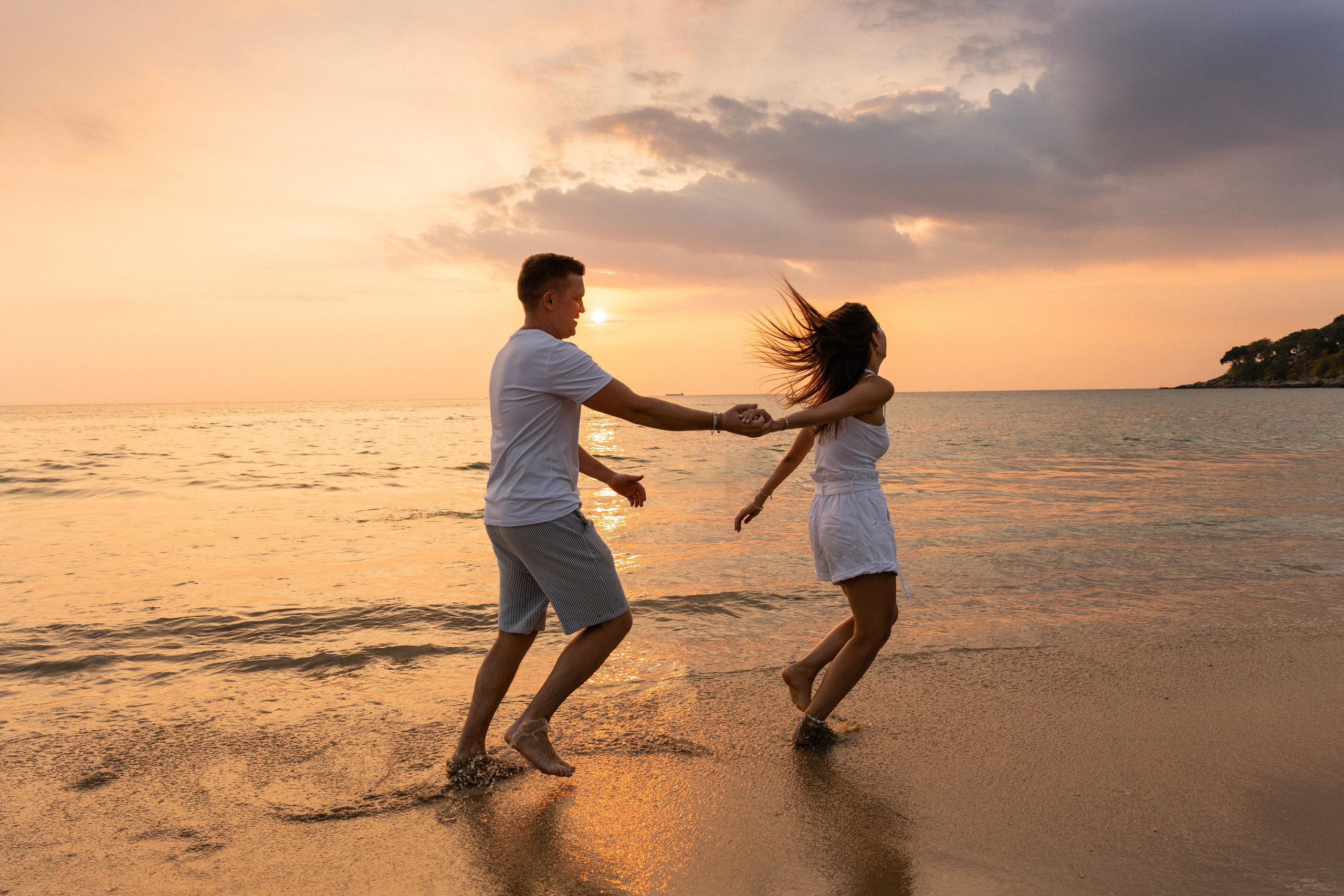 Love Story на Пхукете: фотосессия для пары на пляже Карон. Фотограф на Пхукете в Таиланде