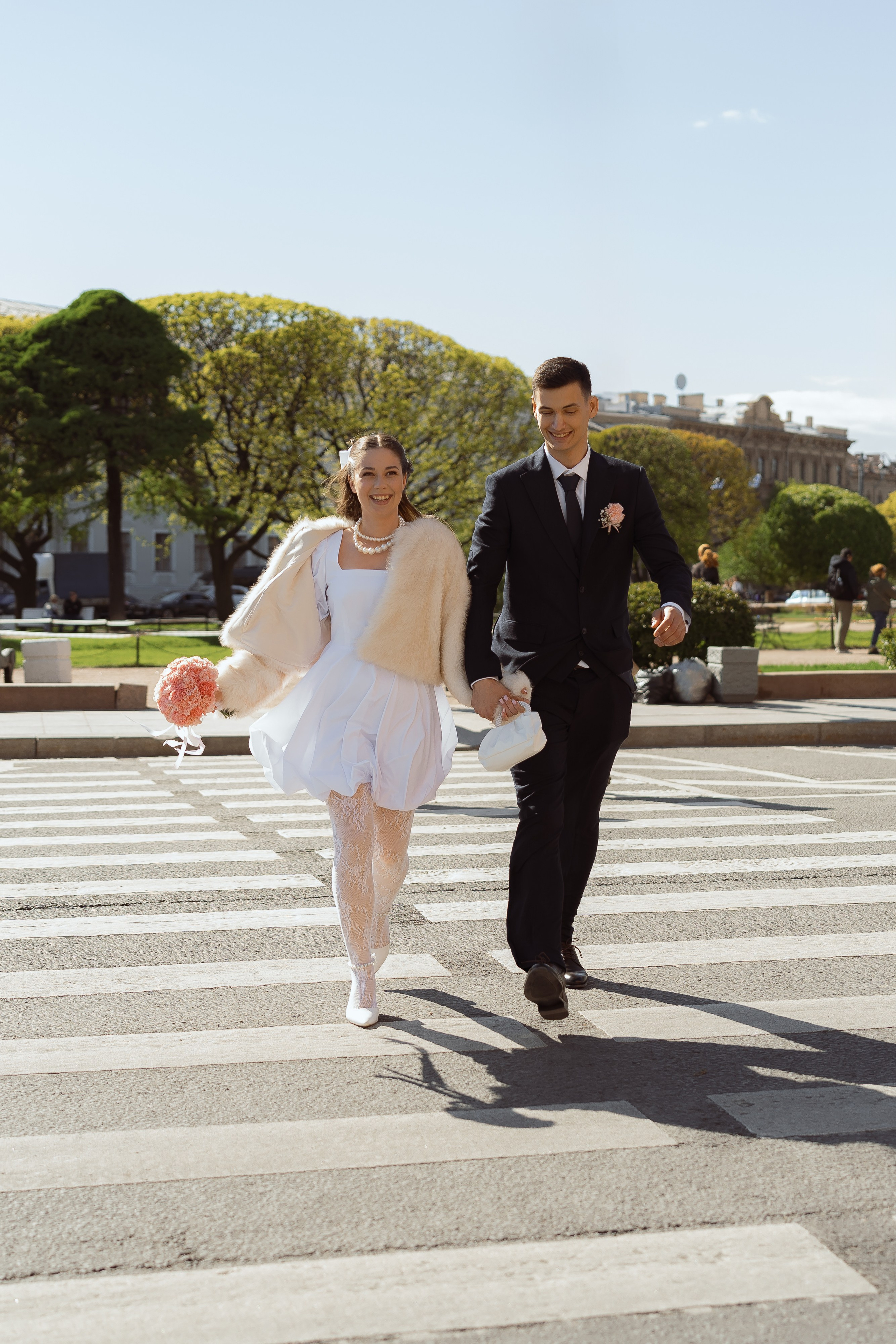 Свадебная пара идёт по пешеходному переходу у Медного всадника, Санкт-Петербург