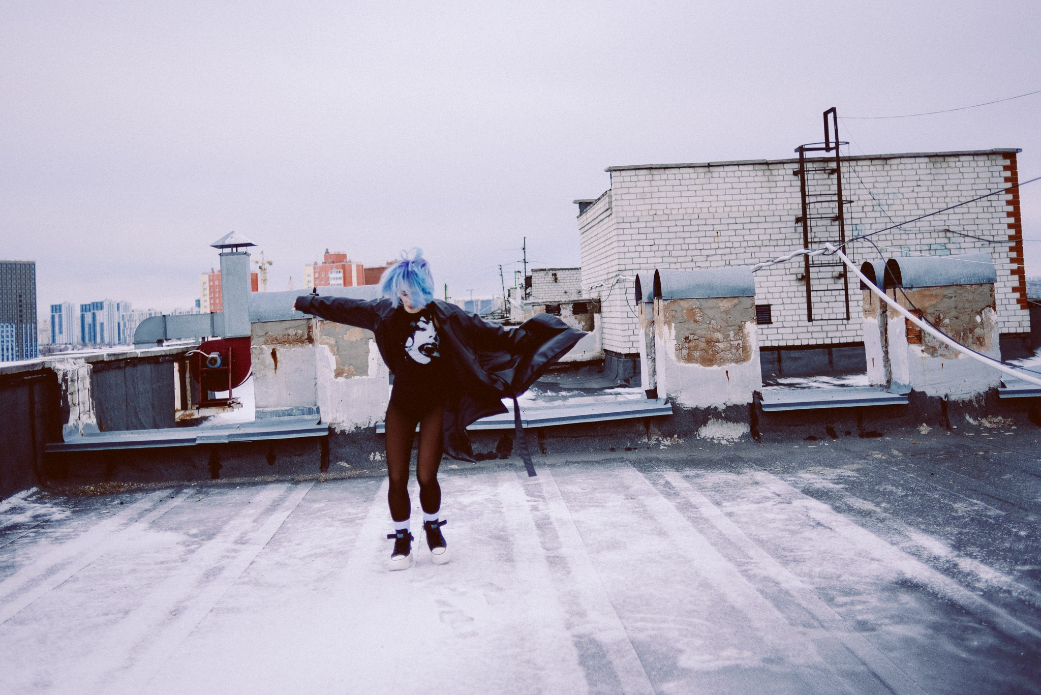 Стильная фотосессия на крыше в Тюмени. Девушка в кожаном плаще.
