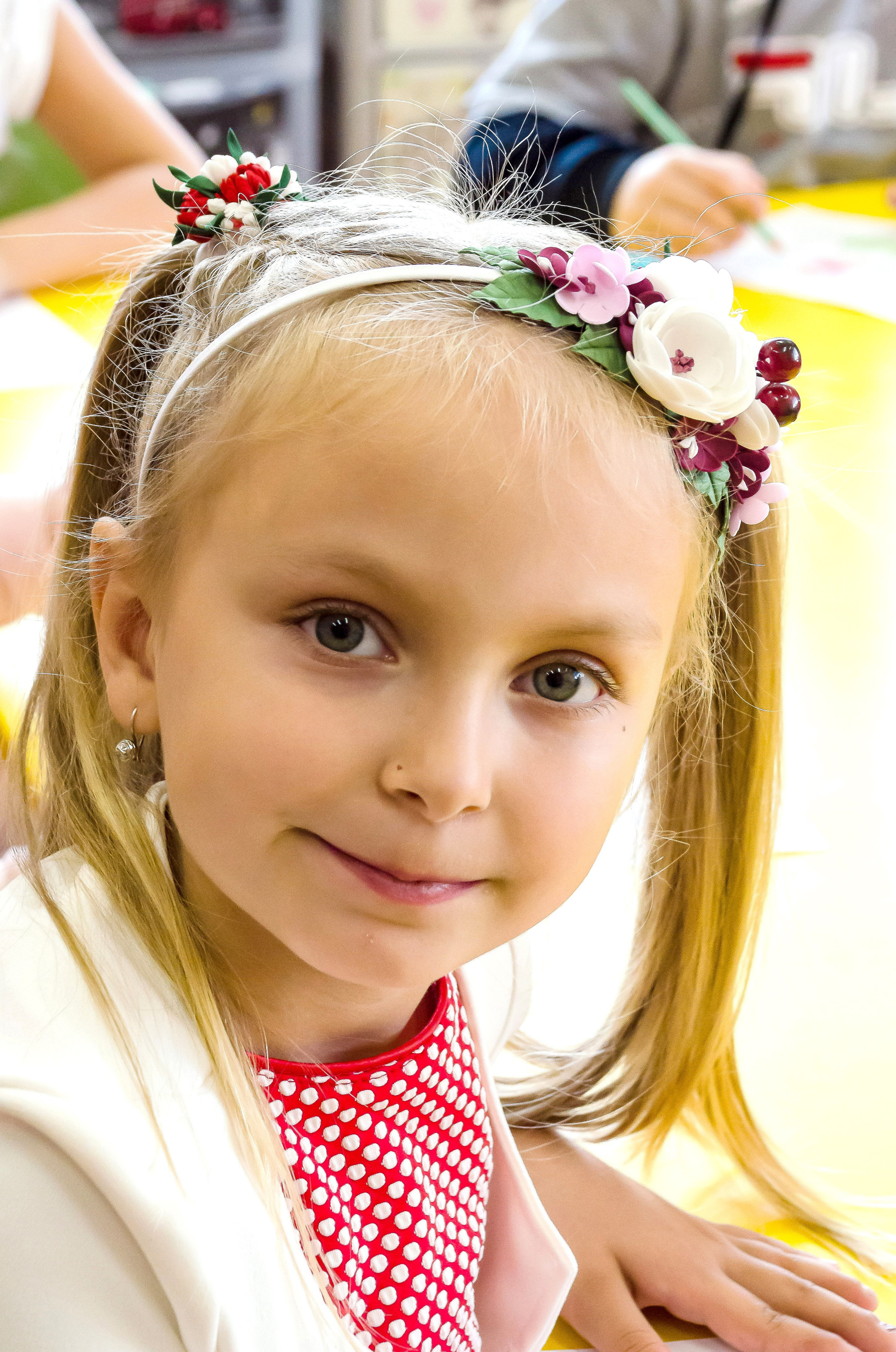 портрет девочки в группе детского сада