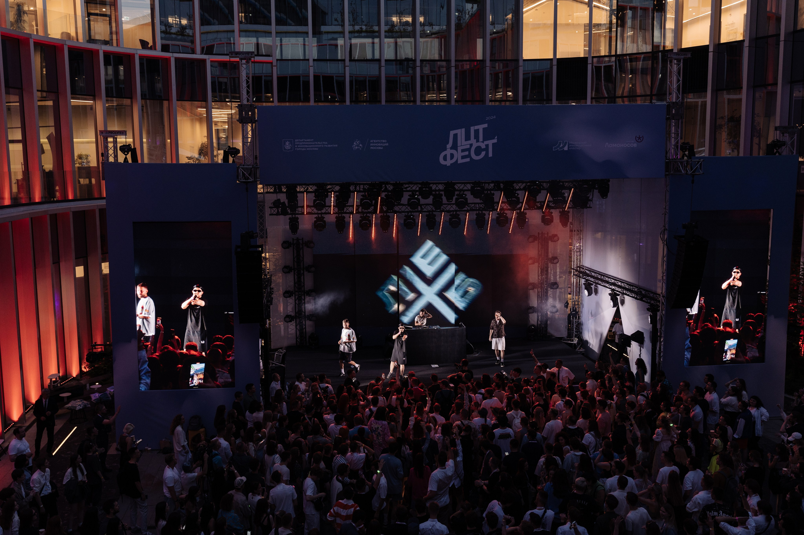 ЛЦТ ФЕСТ 2024 в арт кластере Ломоносов. Свадебные фотосессии в Москве. Фотограф Сергей Ржевский