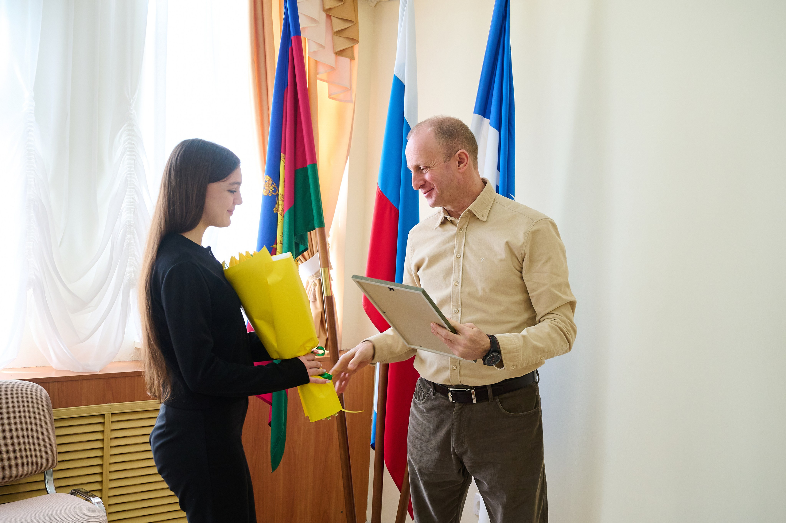 Поздравления девочкам Кабардинки от Главы округа Кялова Г.Е. Жизнь курорта Кабардинка в фотографиях