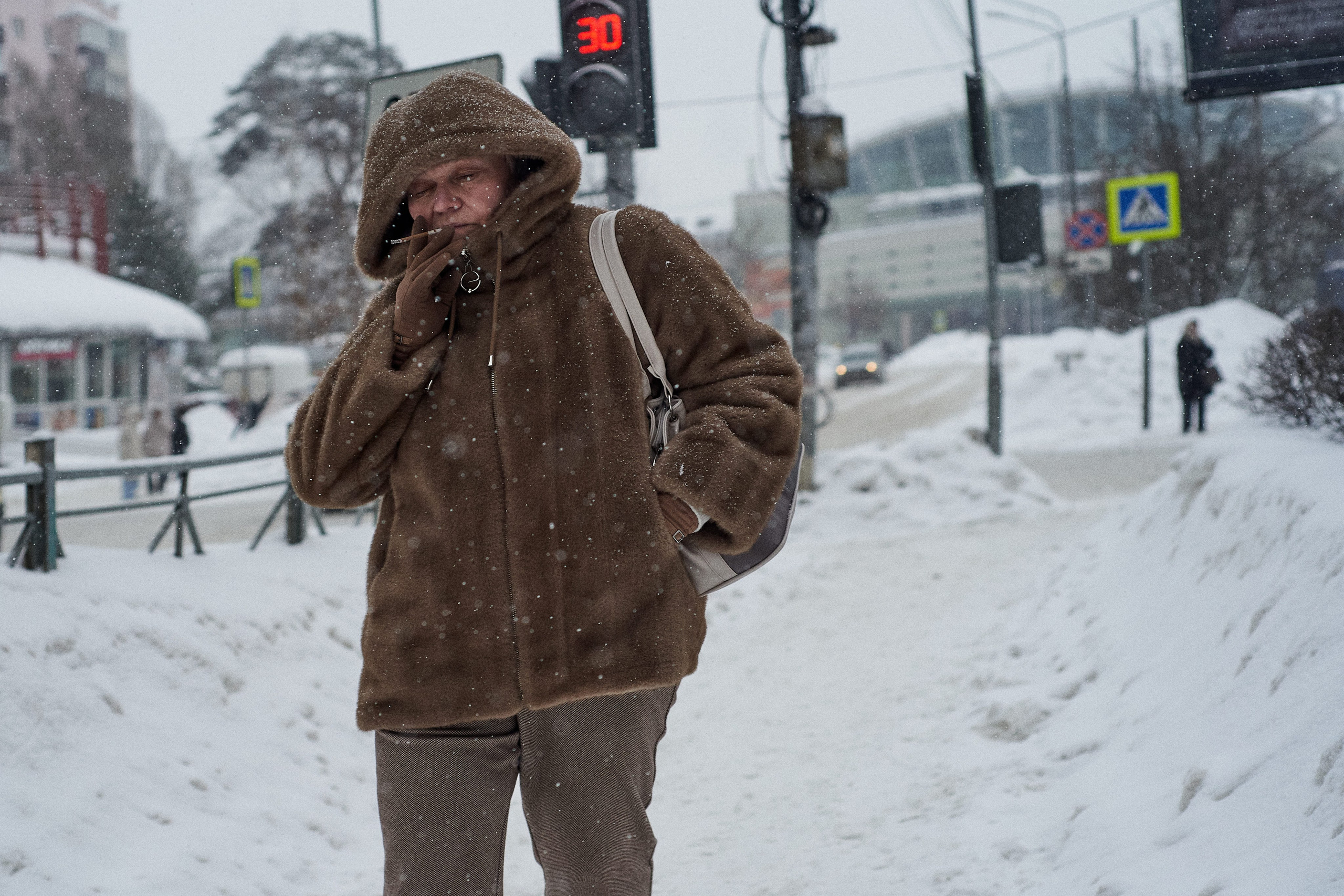 POV Street Photography — Snowy Crosswalk | 50mm Manual Focus. Репортажный ивент фотограф в Москве Александр Гладкий