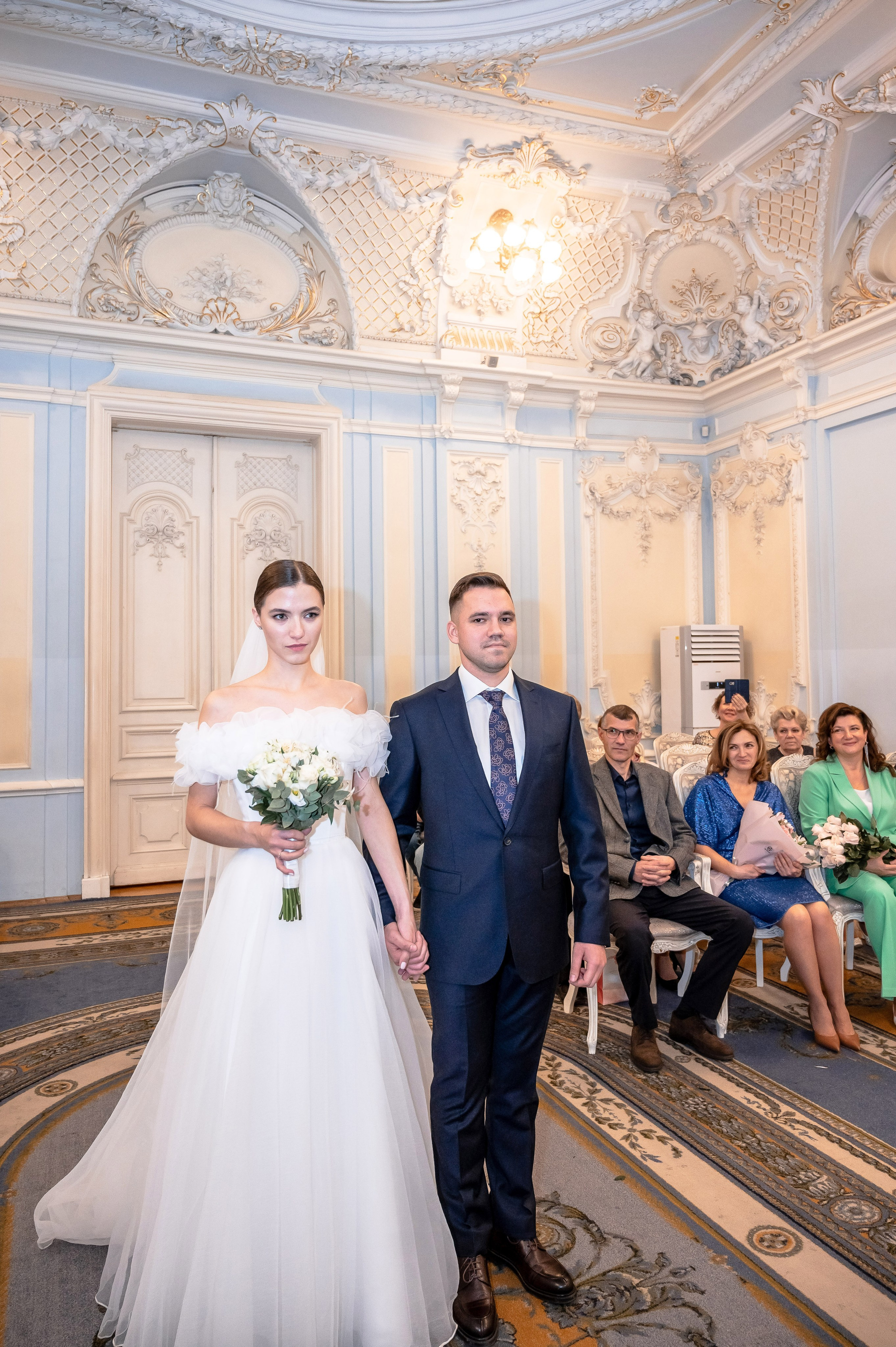 Осенняя великолепная свадебная прогулка жениха и невесты в октябре в Санкт-Петербурге в Михайловском парке и у Атлантов на Миллионной улице. Портретный, семейный и свадебный фотограф в Санкт-Петербурге и в Пушкине Ширяев Денис