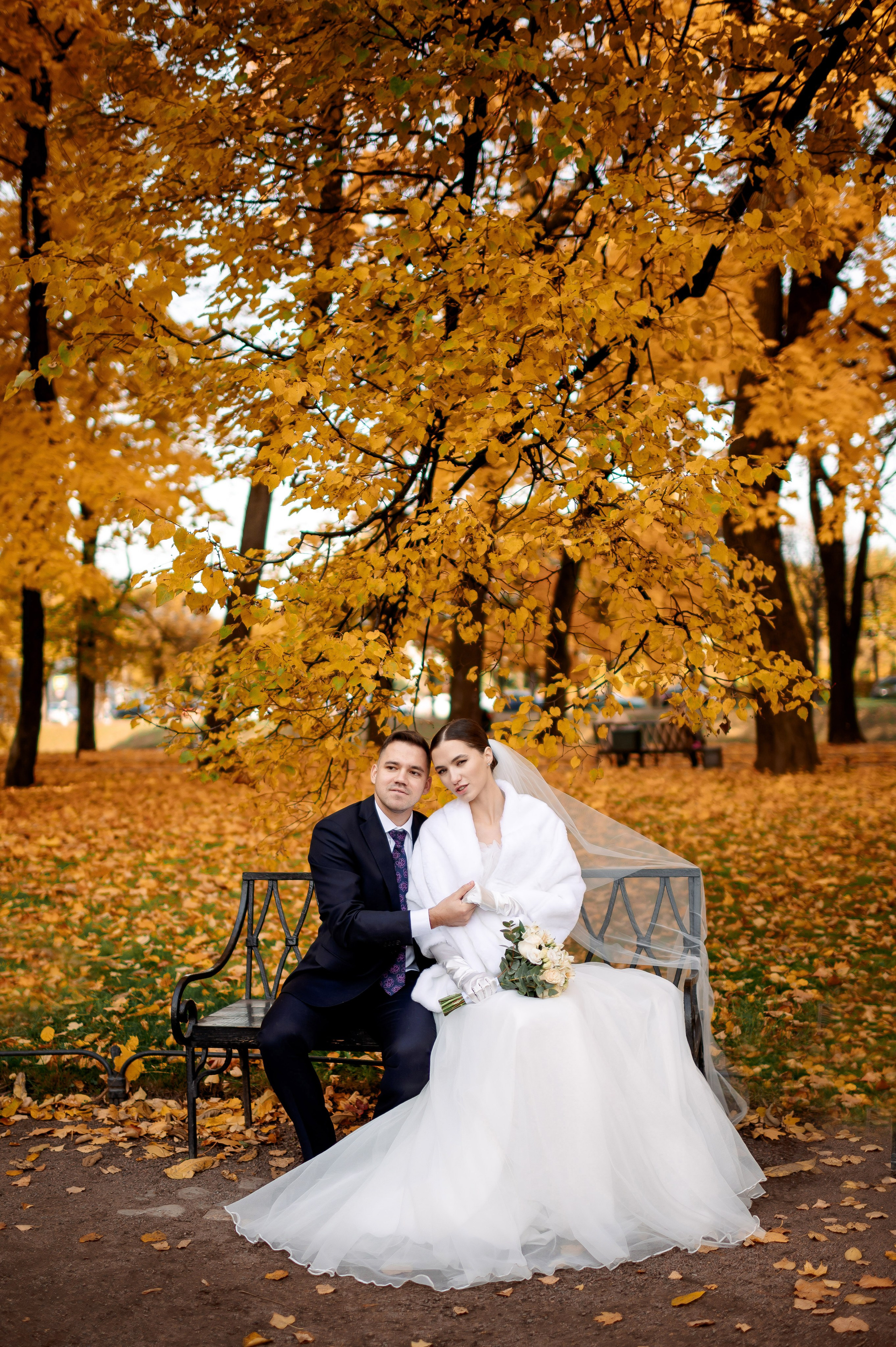 Осенняя великолепная свадебная прогулка жениха и невесты в октябре в Санкт-Петербурге в Михайловском парке и у Атлантов на Миллионной улице. Портретный, семейный и свадебный фотограф в Санкт-Петербурге и в Пушкине Ширяев Денис