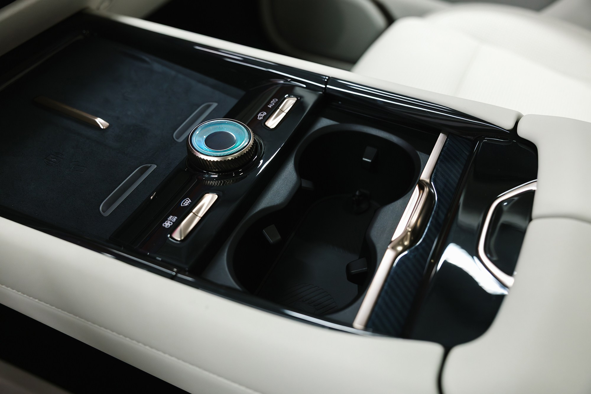 Lynk & Co 900 Ultra 2,0hyb 4WD AT (734 л. с.), 2025 г, 2,0 л бензин. Автосалон «Х-Авто»