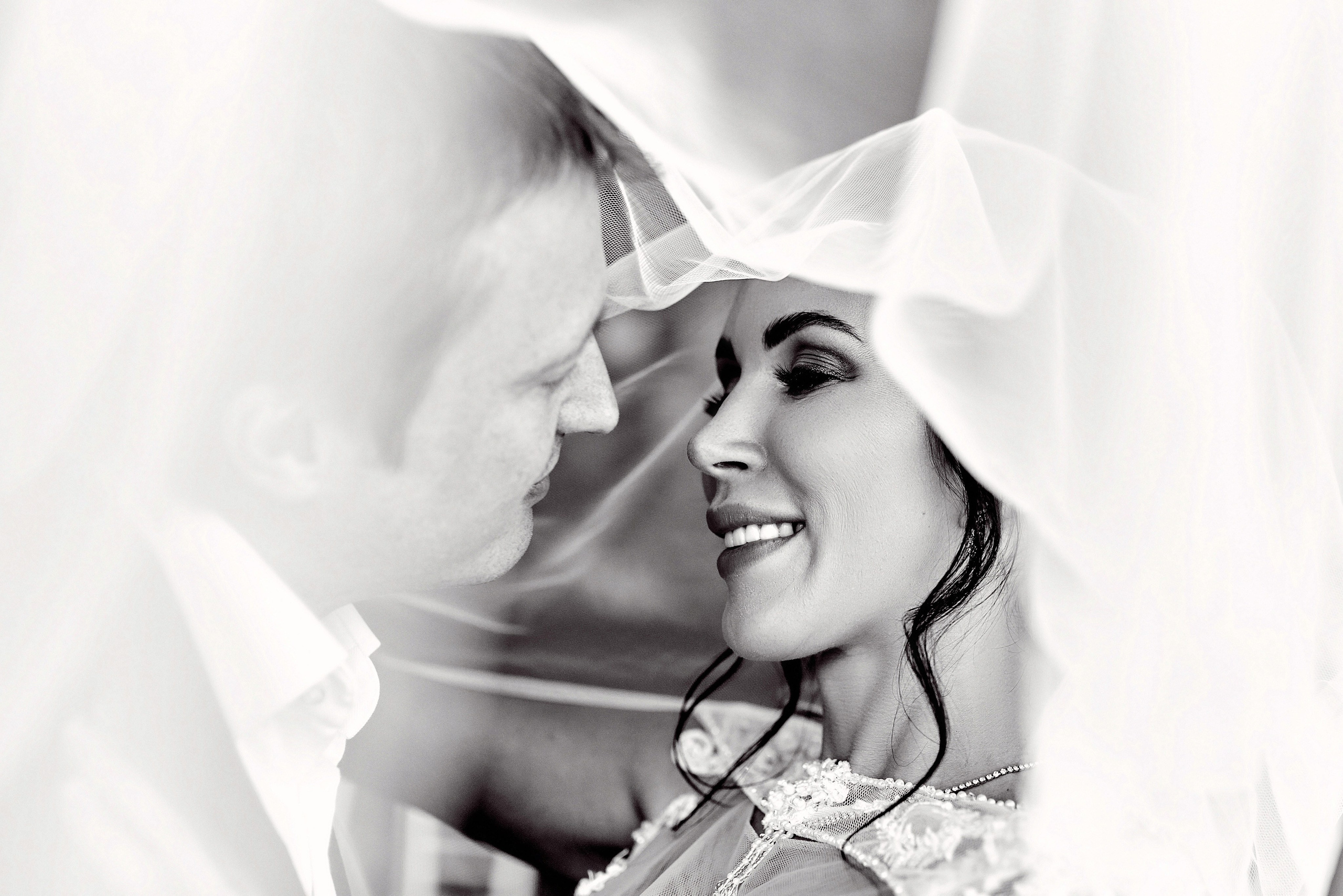 Ваши чувства очень хорошо смотрятся и на черно-белых фотографиях, которые не забудет сделать ваш фотограф в ЗАГС города Москва.