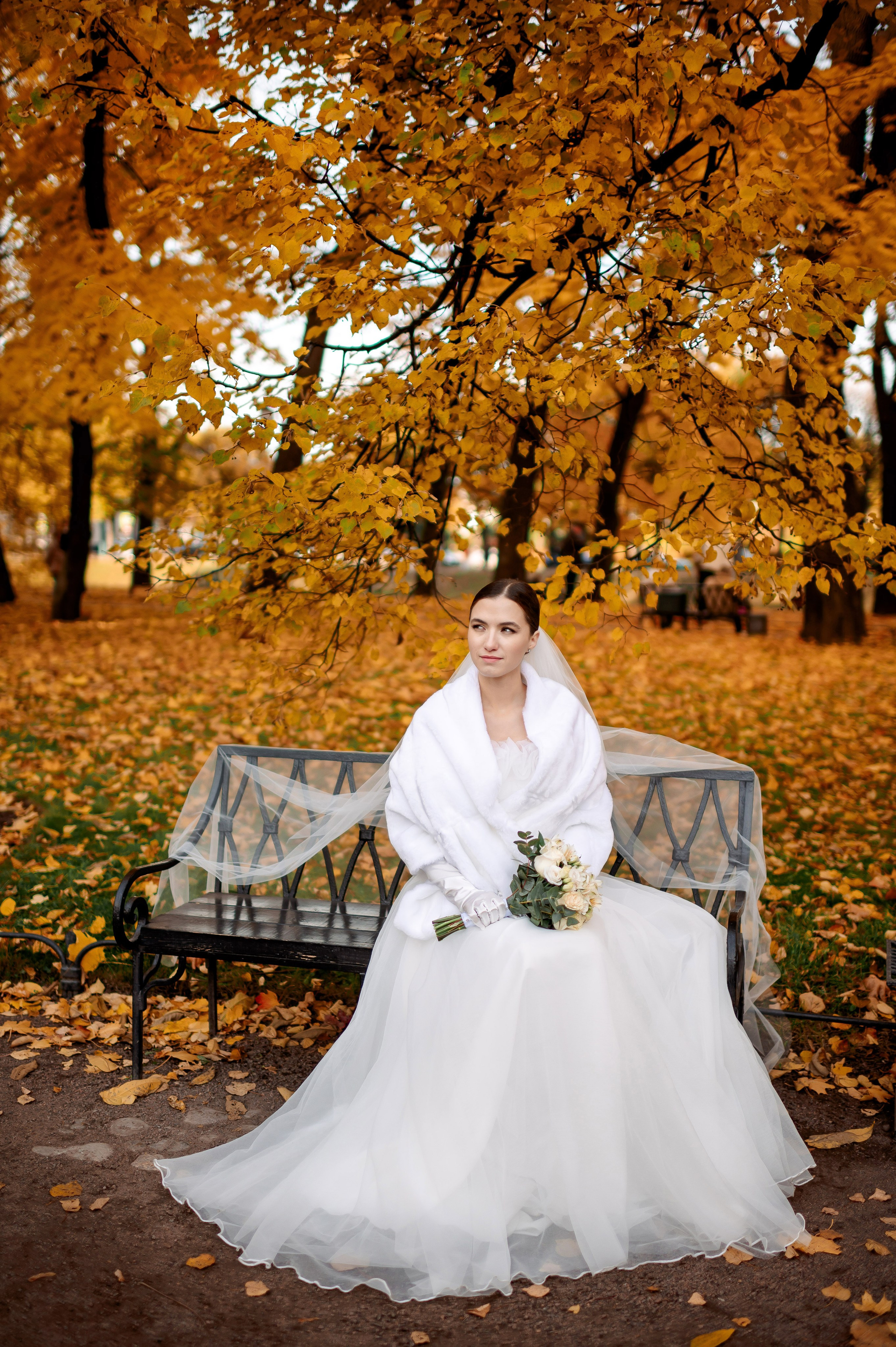 Осенняя великолепная свадебная прогулка жениха и невесты в октябре в Санкт-Петербурге в Михайловском парке и у Атлантов на Миллионной улице. Портретный, семейный и свадебный фотограф в Санкт-Петербурге и в Пушкине Ширяев Денис