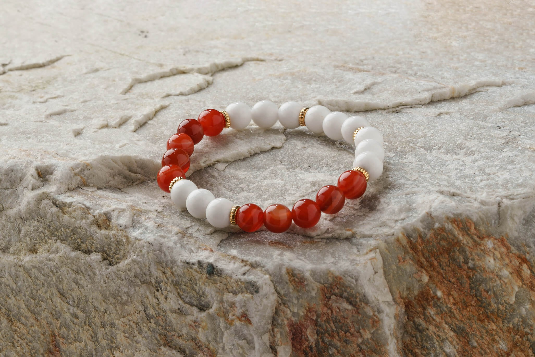 Браслет из натурального камня. Ювелирная фотосъемка. Съемка ювелирных изделий. Bracelet made of natural stone. Jewelry photography.