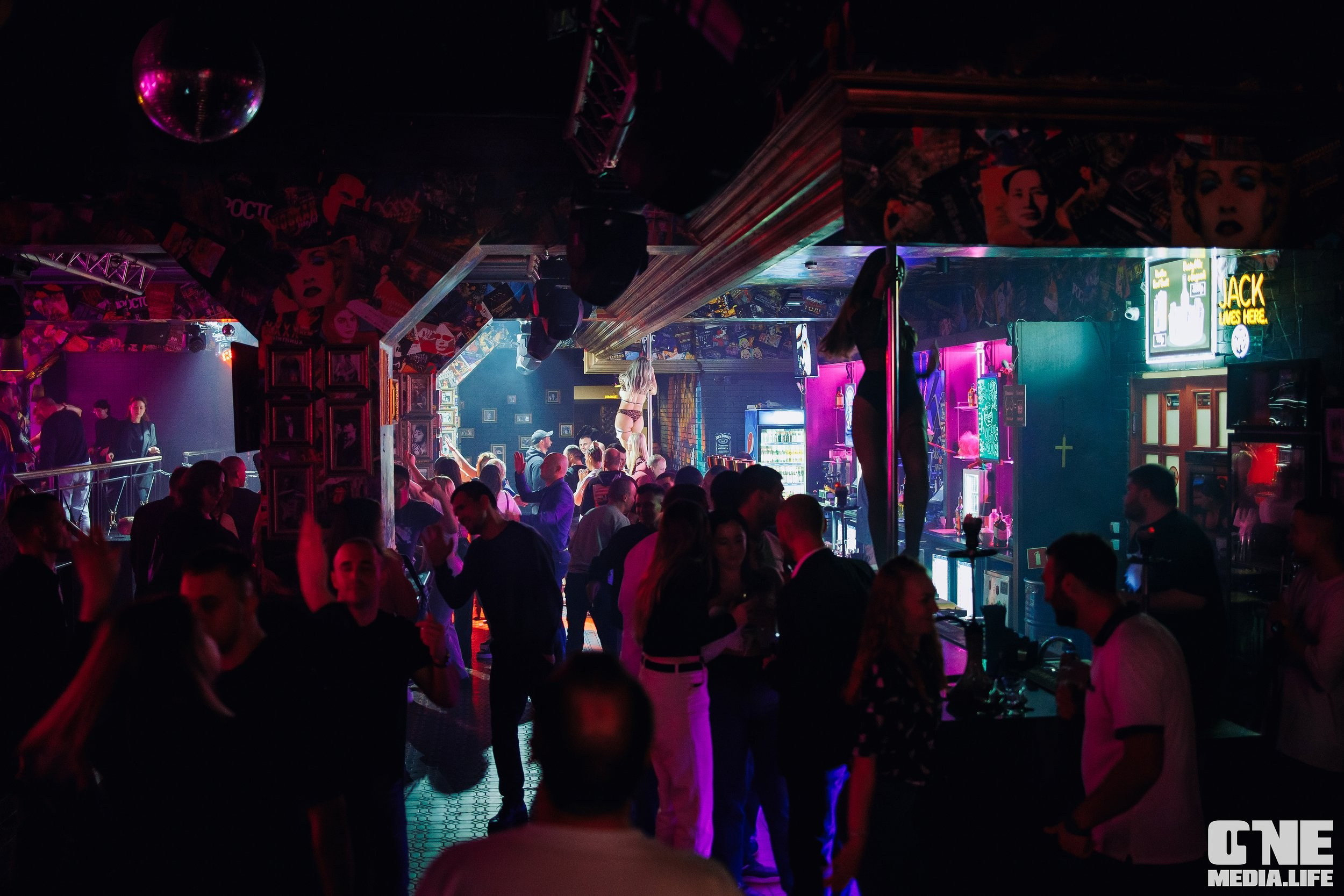 Фоторепортаж из бара XxxX. One Media Life: фоторепортажи, фотоотчеты с мероприятий и заведений