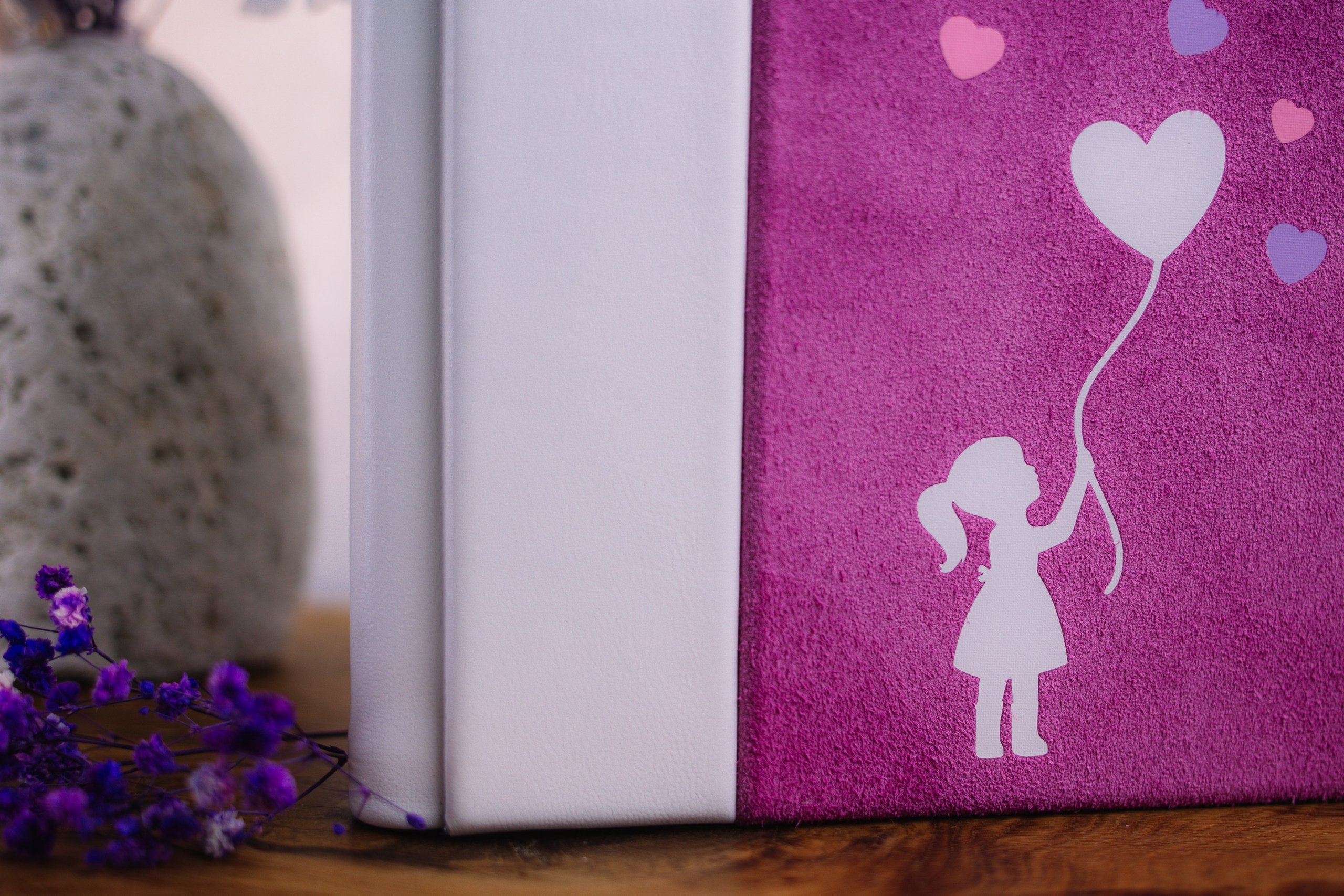 Крупный план тиснения на обложке фотокниги