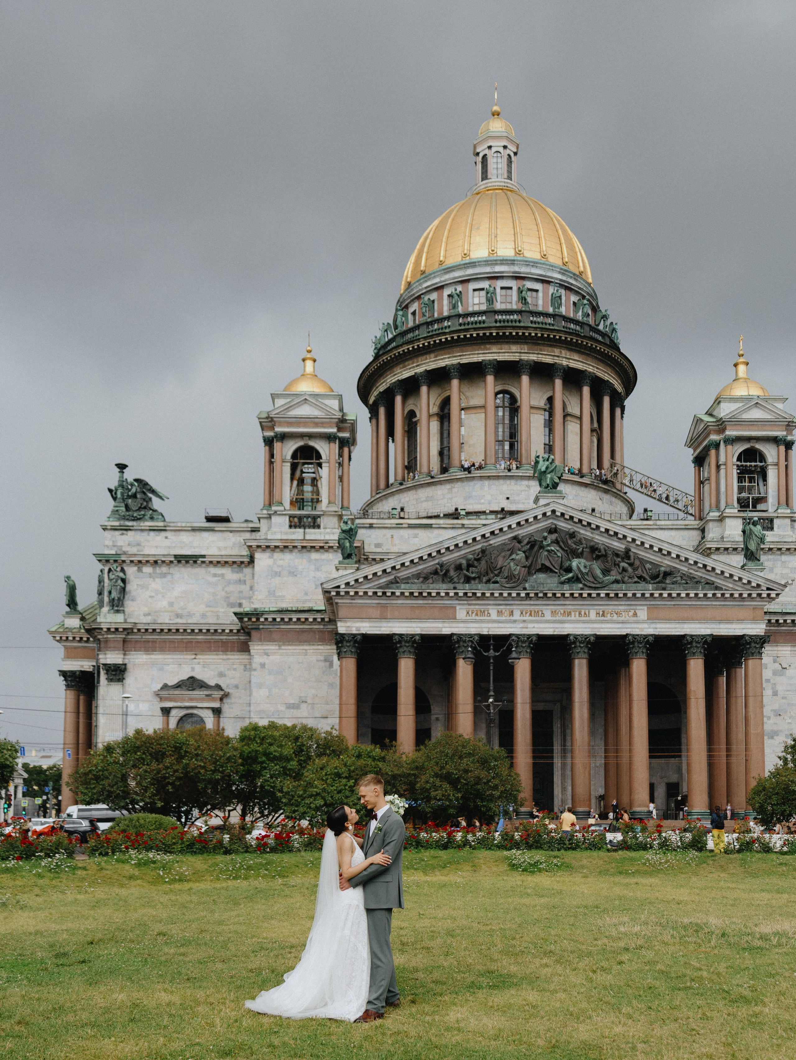 Свадебная прогулка в Санкт Петербурге под дождем
