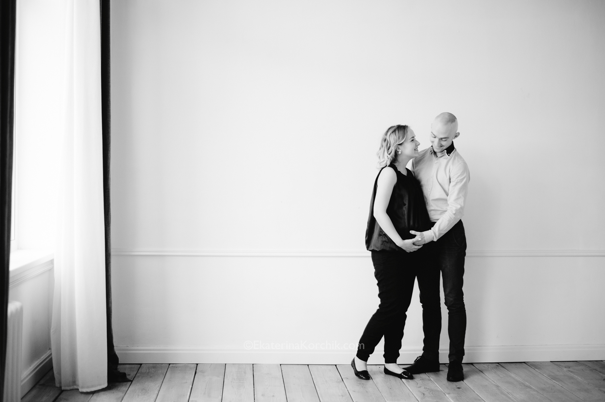 Фотосессия беременности. Черно-белые фотографии. Портретный фотограф в Москве, Московской области. Деловой портрет